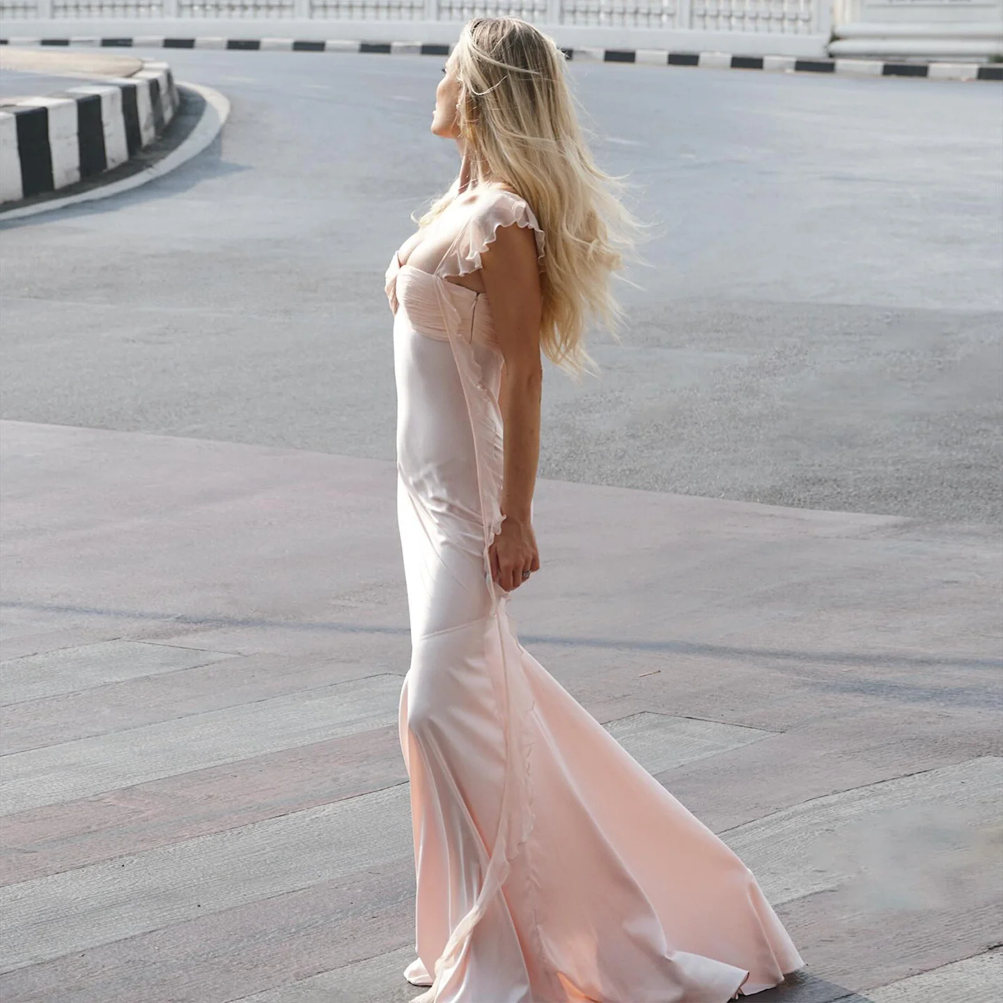 Damen Abendkleid mit eleganter Raffung und schimmerndem satinischem Finish R&B - Image 4