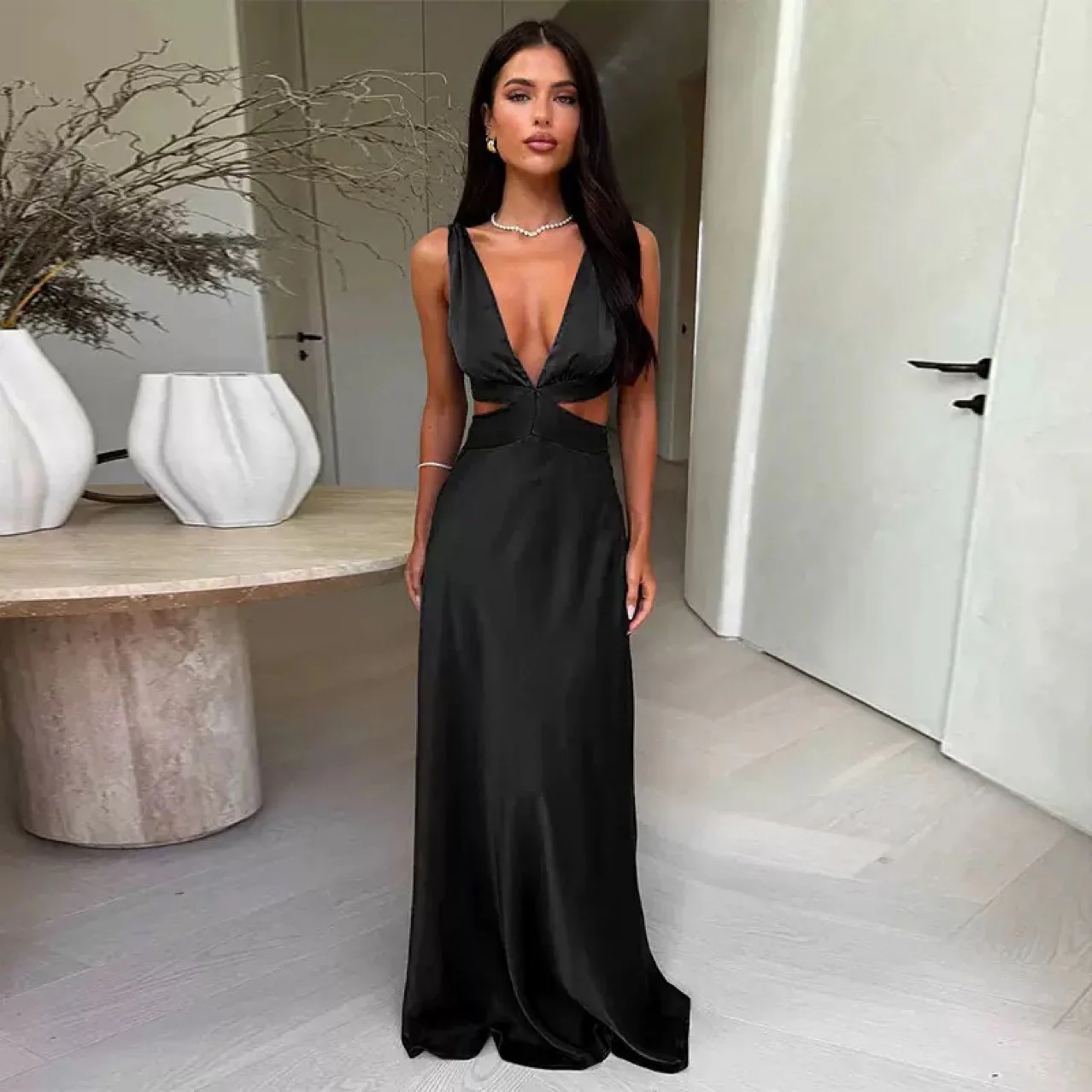 Damen Abendkleid mit tiefem V-Ausschnitt und raffinierten Cut-Out-Details R&B - Image 7