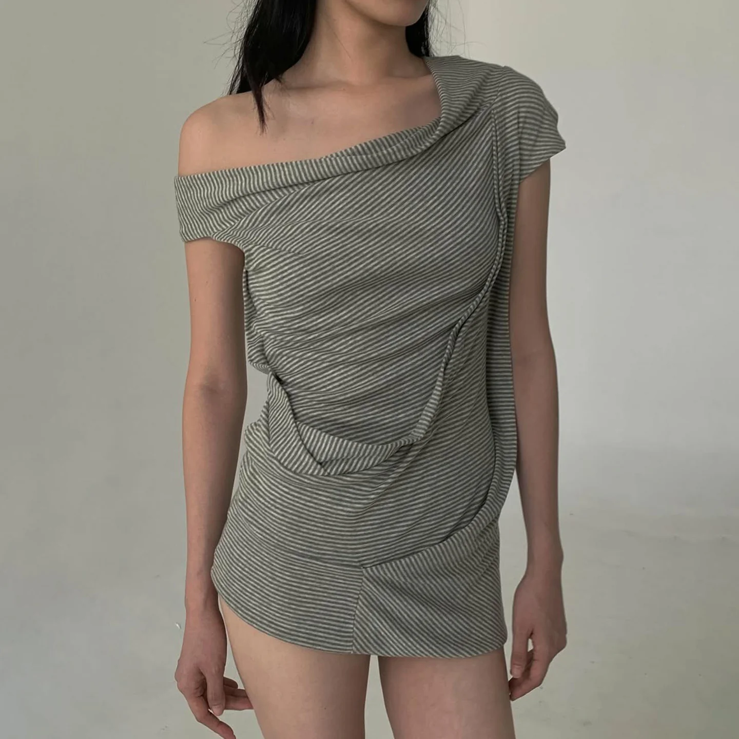 Damen asymmetrisches Kurzarm-Oberteil mit Streifenmuster und innovativem Design R&B
