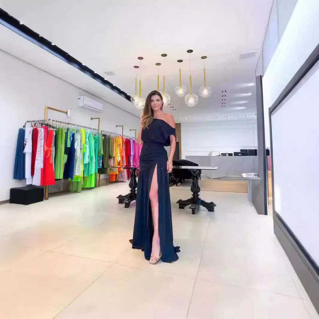 Damen Asymmetrisches Maxikleid mit Schlitz und Schulterfreiem Design R&B - Image 3
