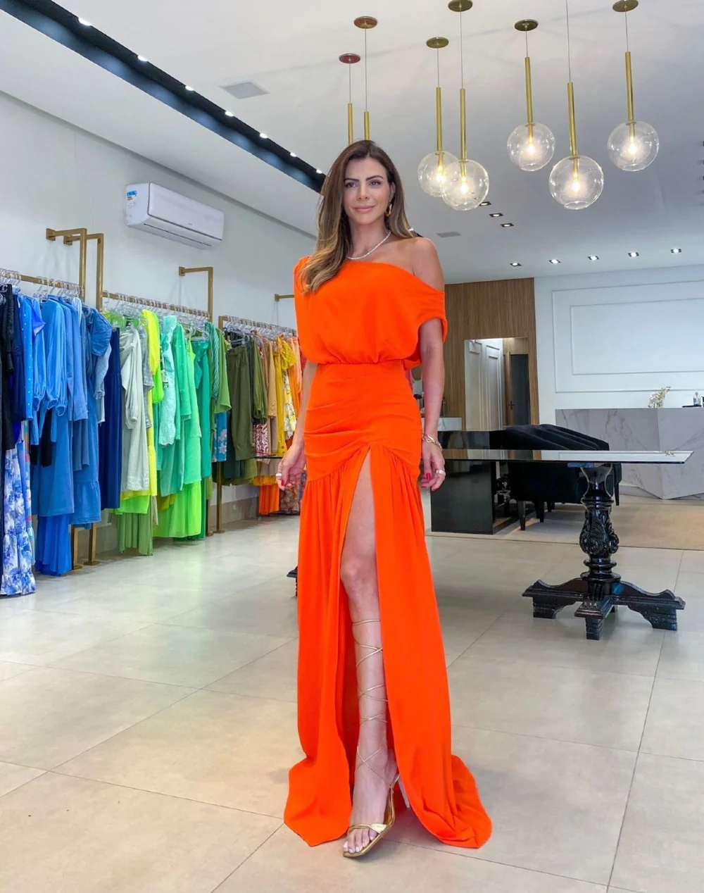 Damen Asymmetrisches Maxikleid mit Schlitz und Schulterfreiem Design R&B - Image 7