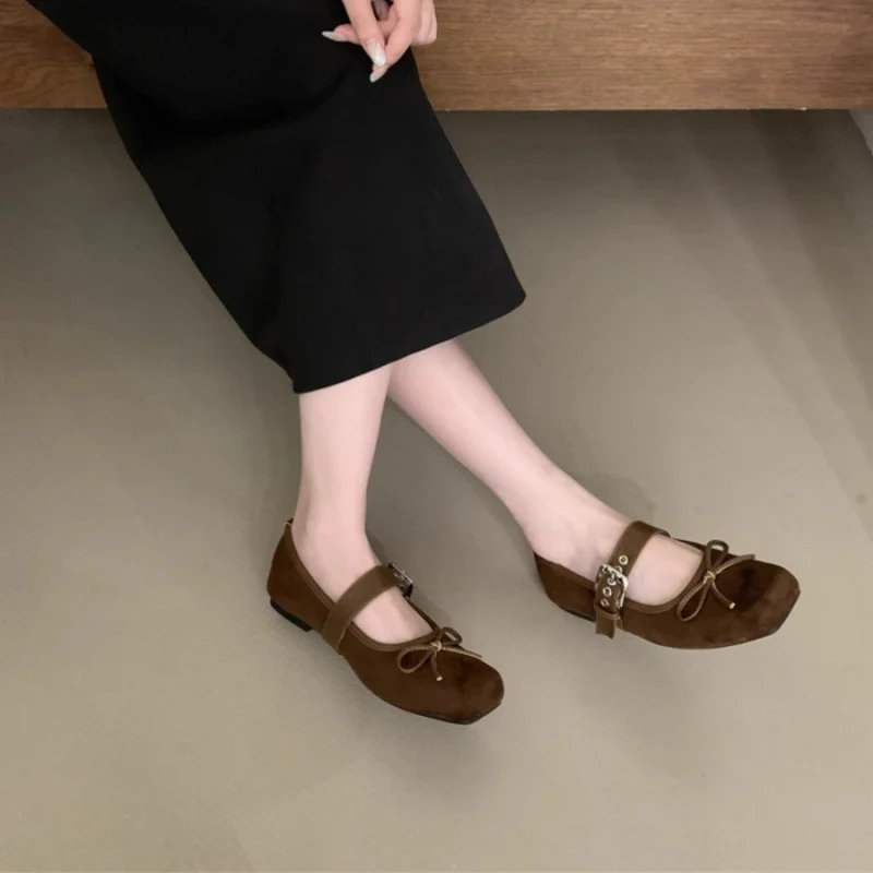 Damen Ballerinas aus weichem Wildleder mit verstellbarem Riemen und dekorativer Schleife R&B - Image 4