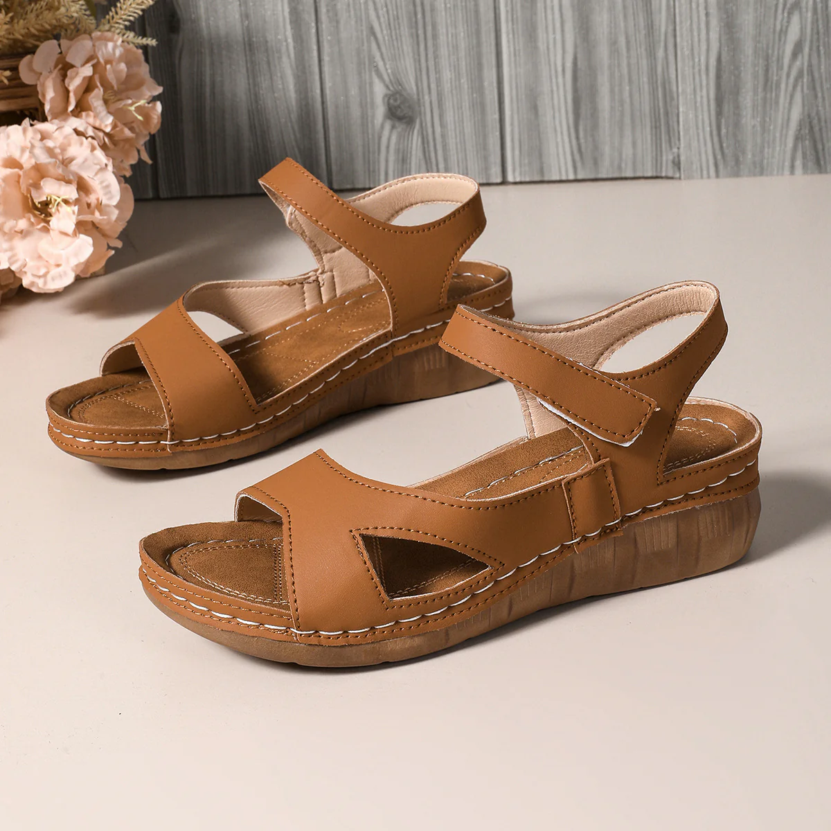 Damen Bequeme Wedge-Sandalen mit breitem Riemen und floralem Design R&B - Image 10