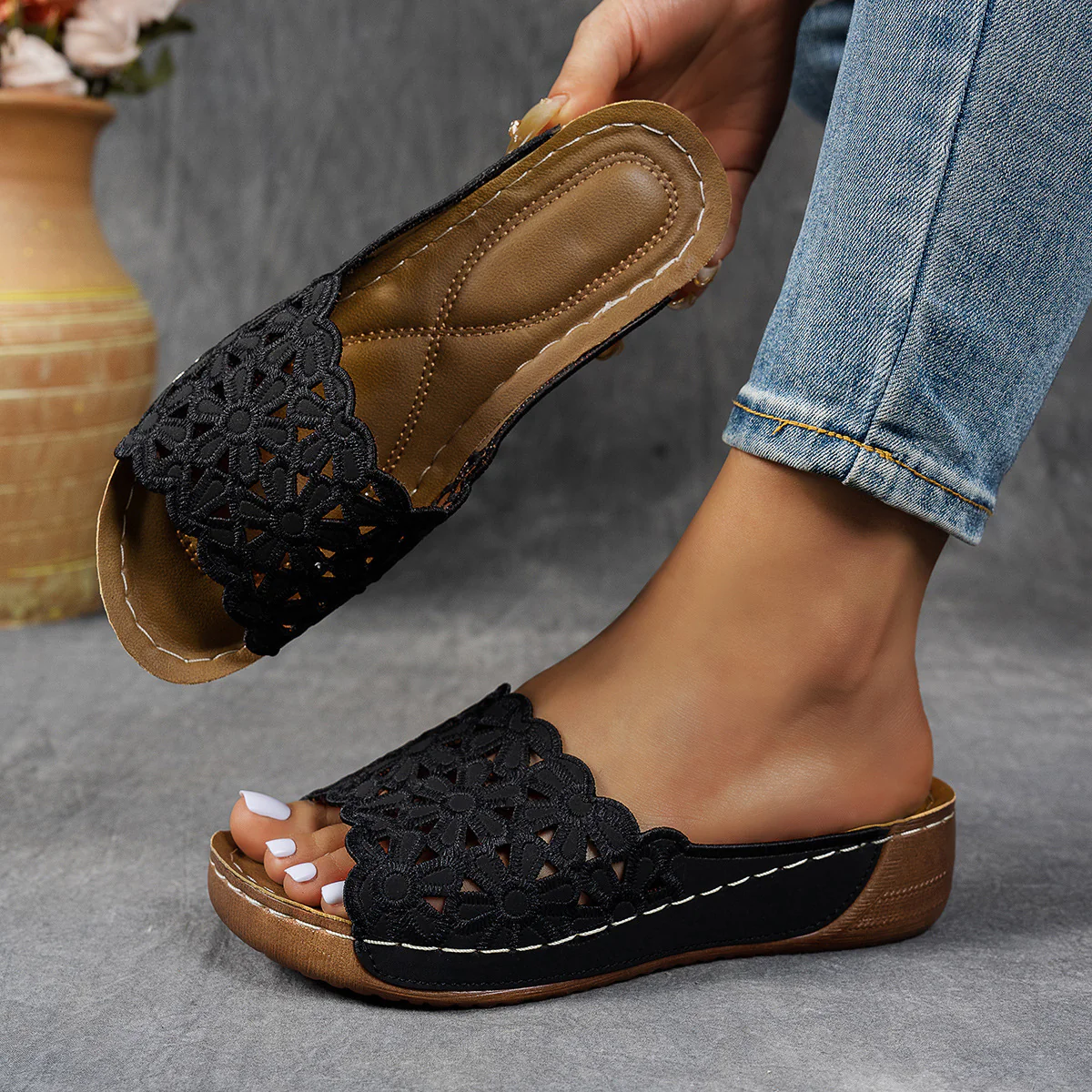 Damen bequeme Zehenschlappen mit floralen Applikationen und gepolsterter Sohle R&B - Image 4