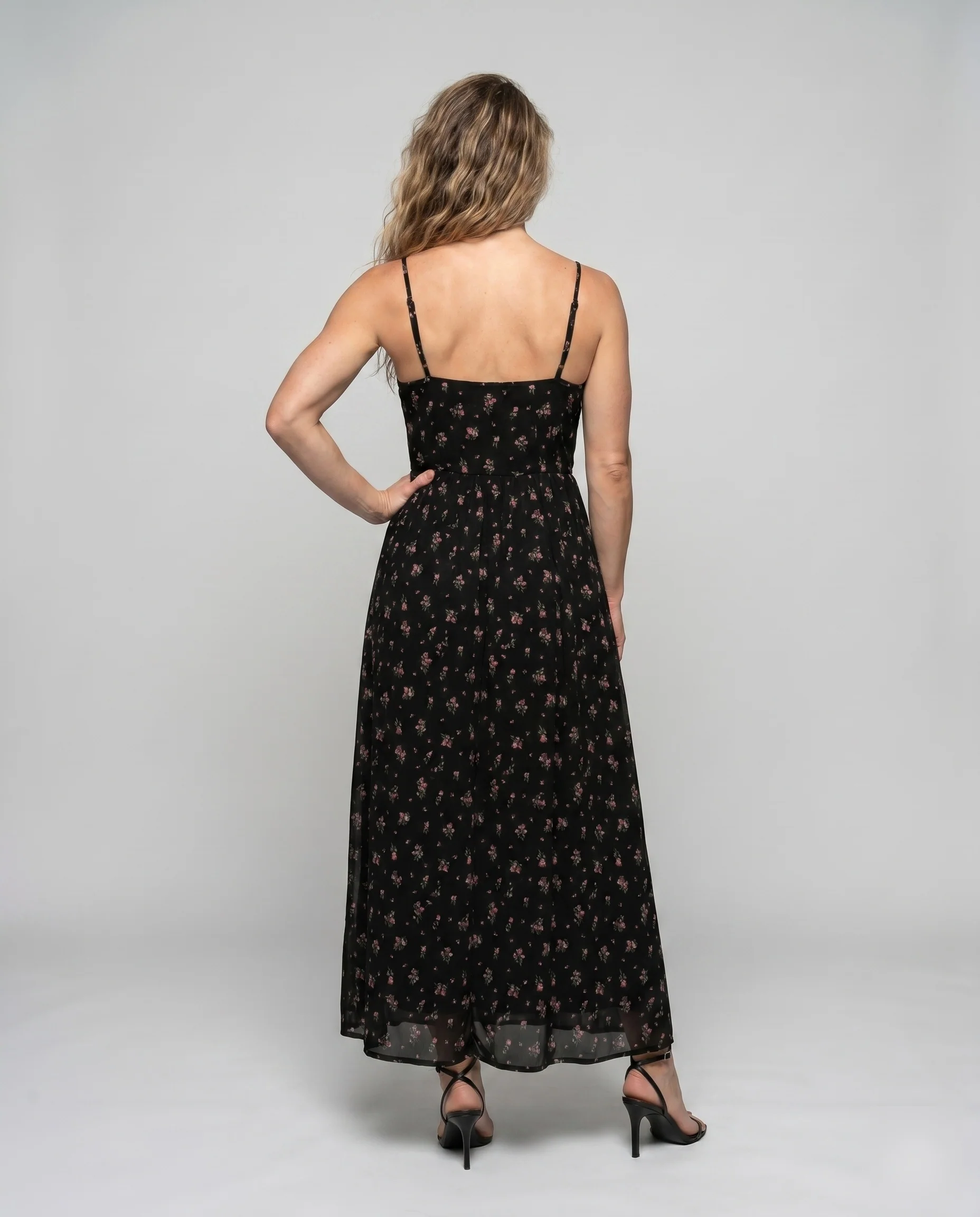 Damen Blumenkleid mit tiefem V-Ausschnitt und feinen Rüschendetails - Image 4