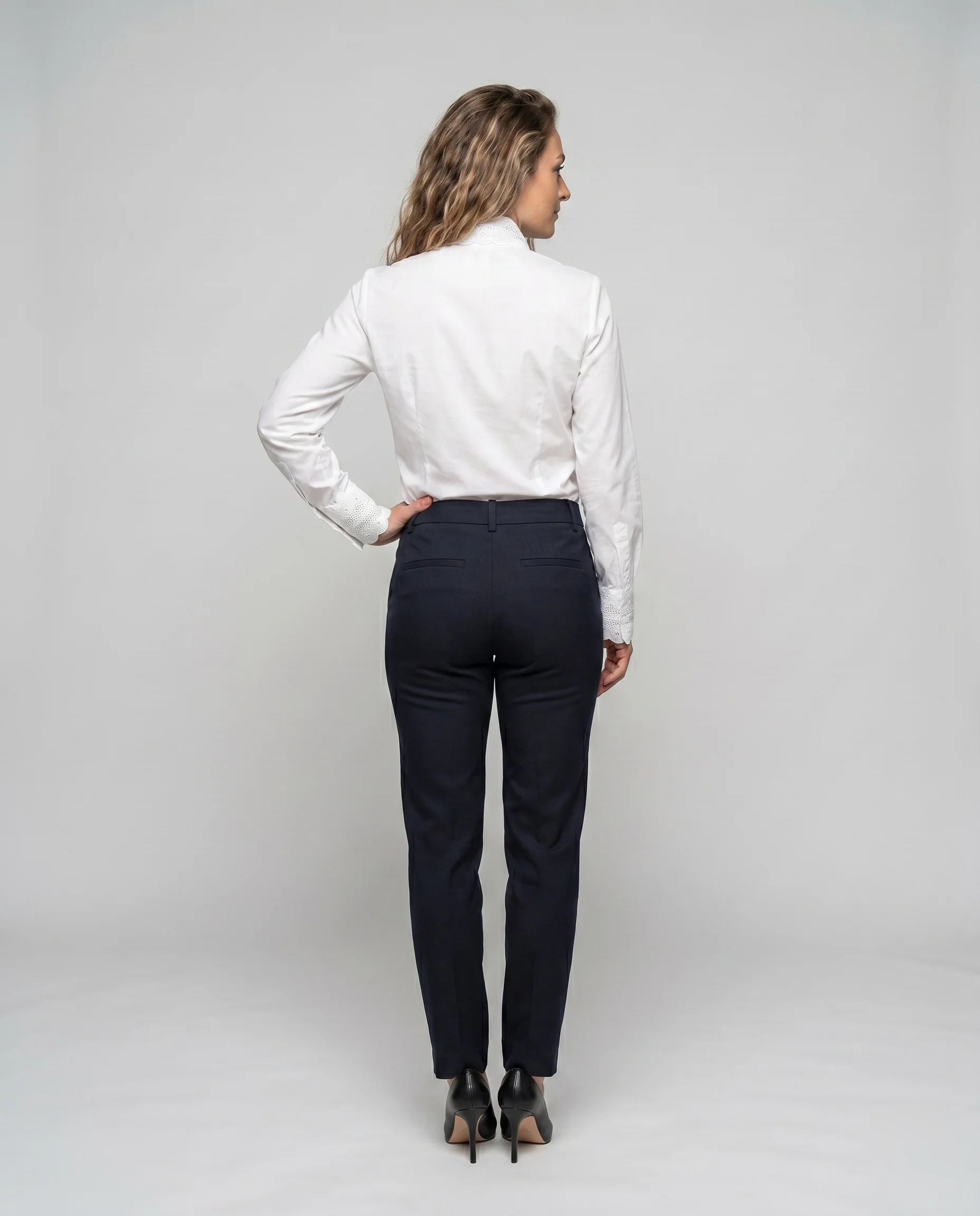 Damen Bluse mit festlichem Spitzenkragen und Schleifenverschluss - Image 4