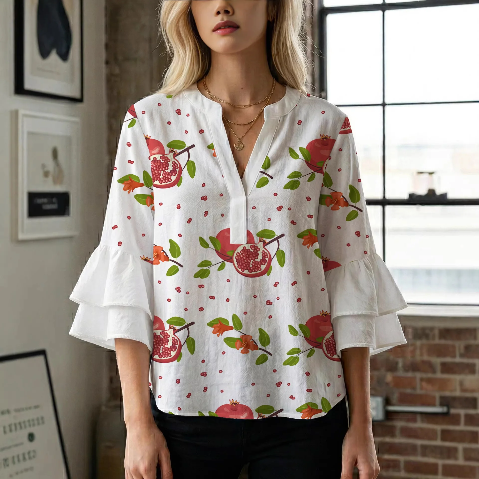Damen Bluse mit voluminösen Rüschenärmeln und modernem Motiv R&B