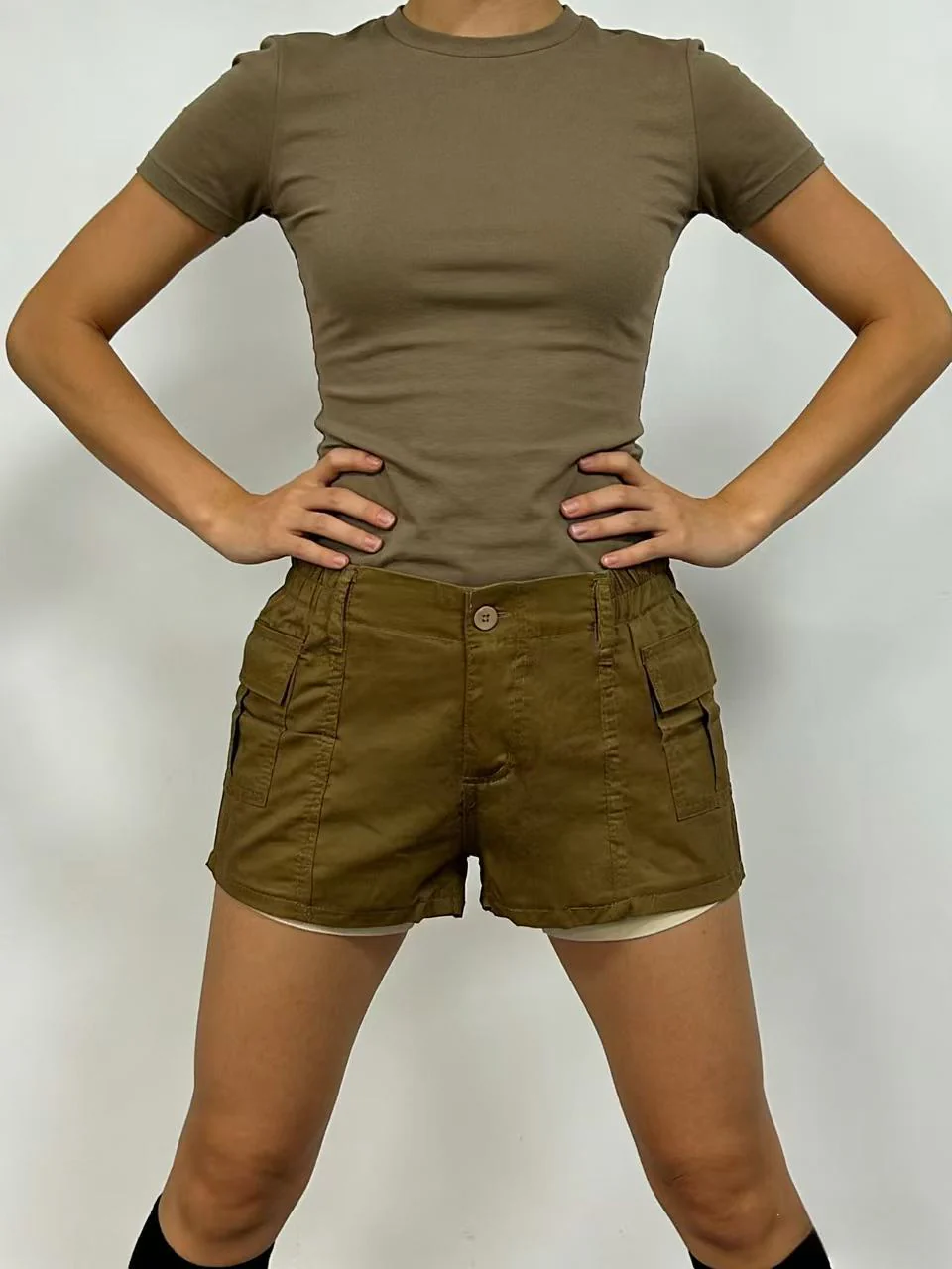 Damen Cargo-Shorts mit funktionalen Seitentaschen und elastischem Bund R&B - Image 11