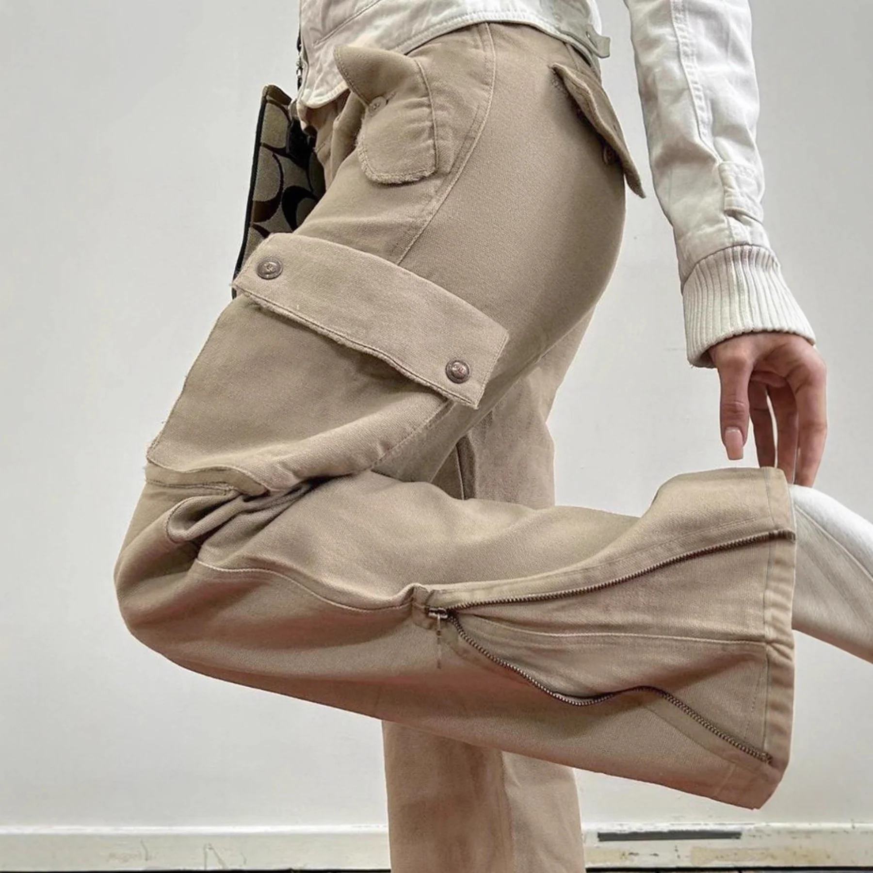Damen Cargo-Style Hose mit weit geschnittenem Bein und praktischen Taschen R&B - Image 4