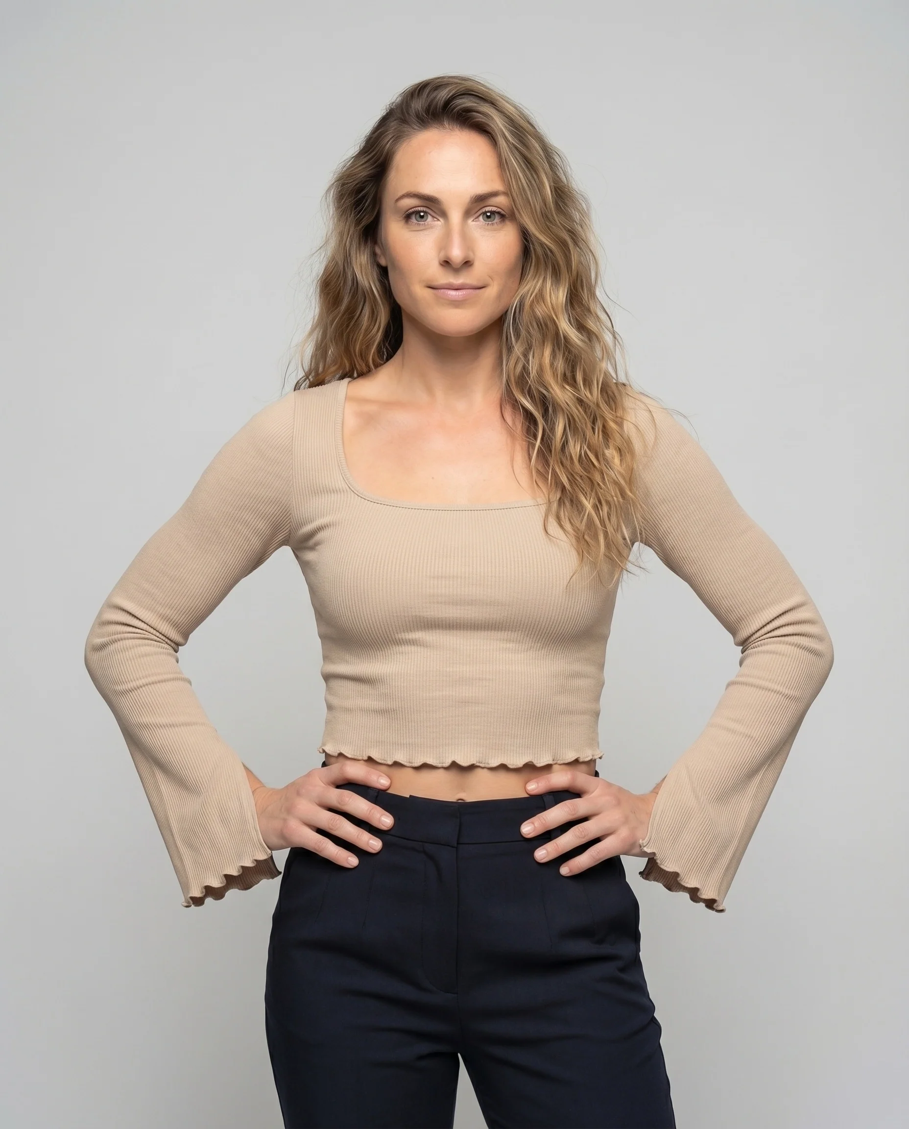 Damen Crop-Top mit skulpturalem Schnitt und verspielten Ärmelabschlüssen - Image 2