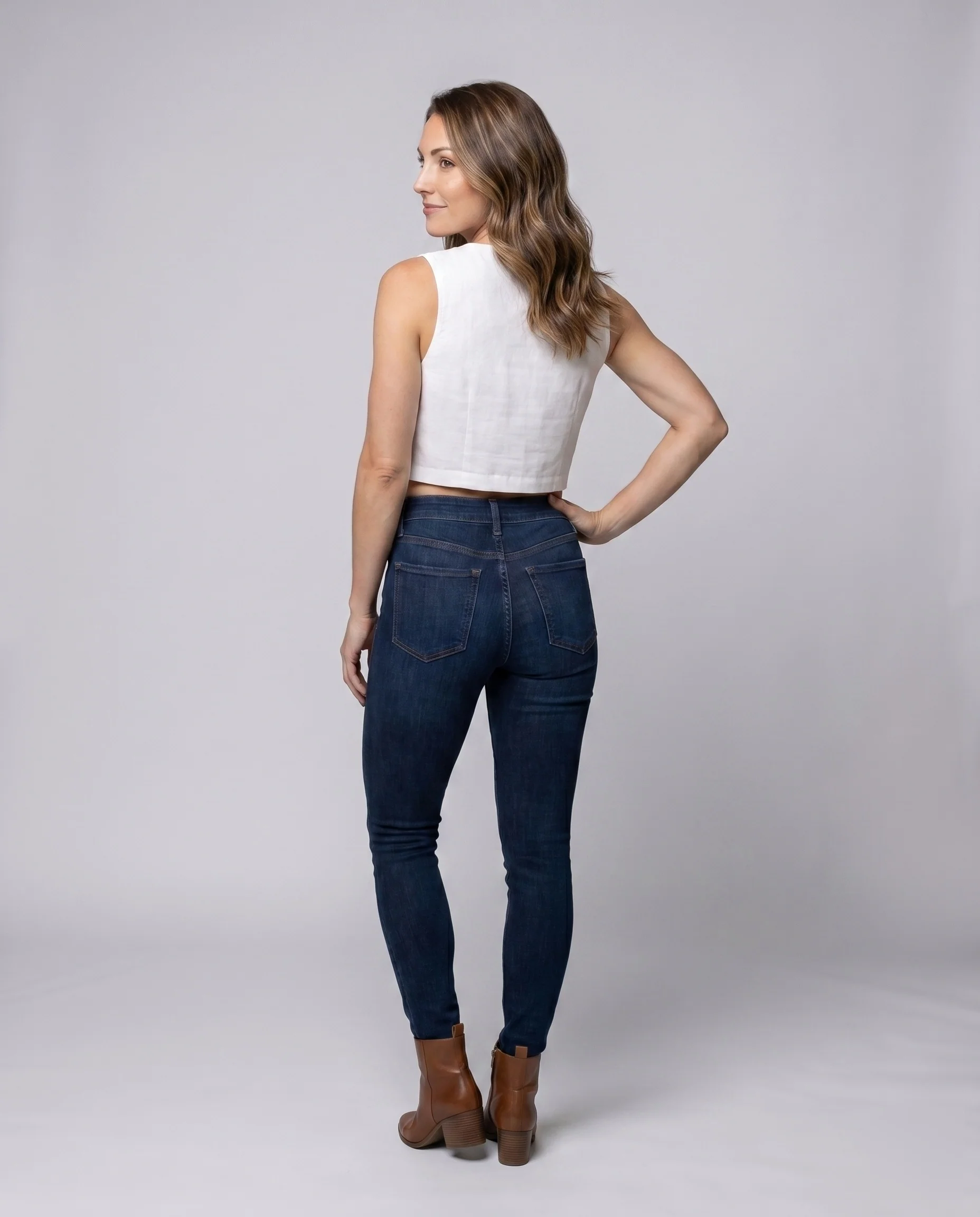 Damen Cropped Leinen-Oberteil mit V-Ausschnitt und Knopfdetail - Image 4
