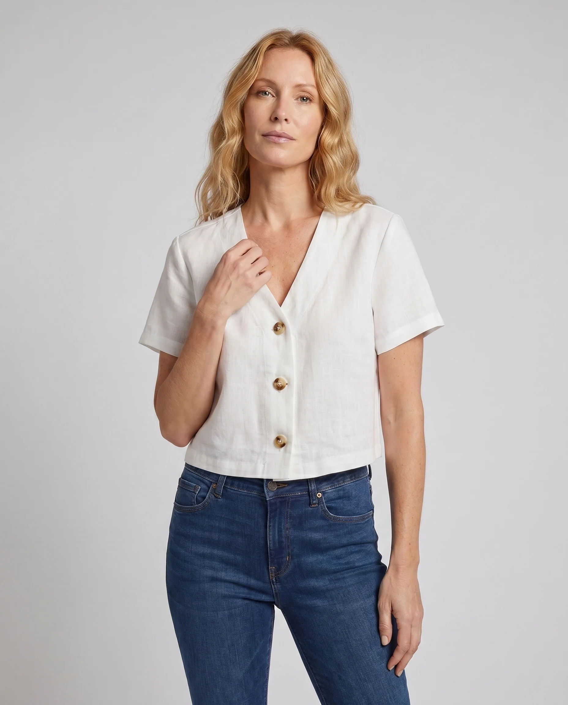 Damen cropped Leinenbluse mit Knopfleiste und elegantem V-Ausschnitt - Image 2