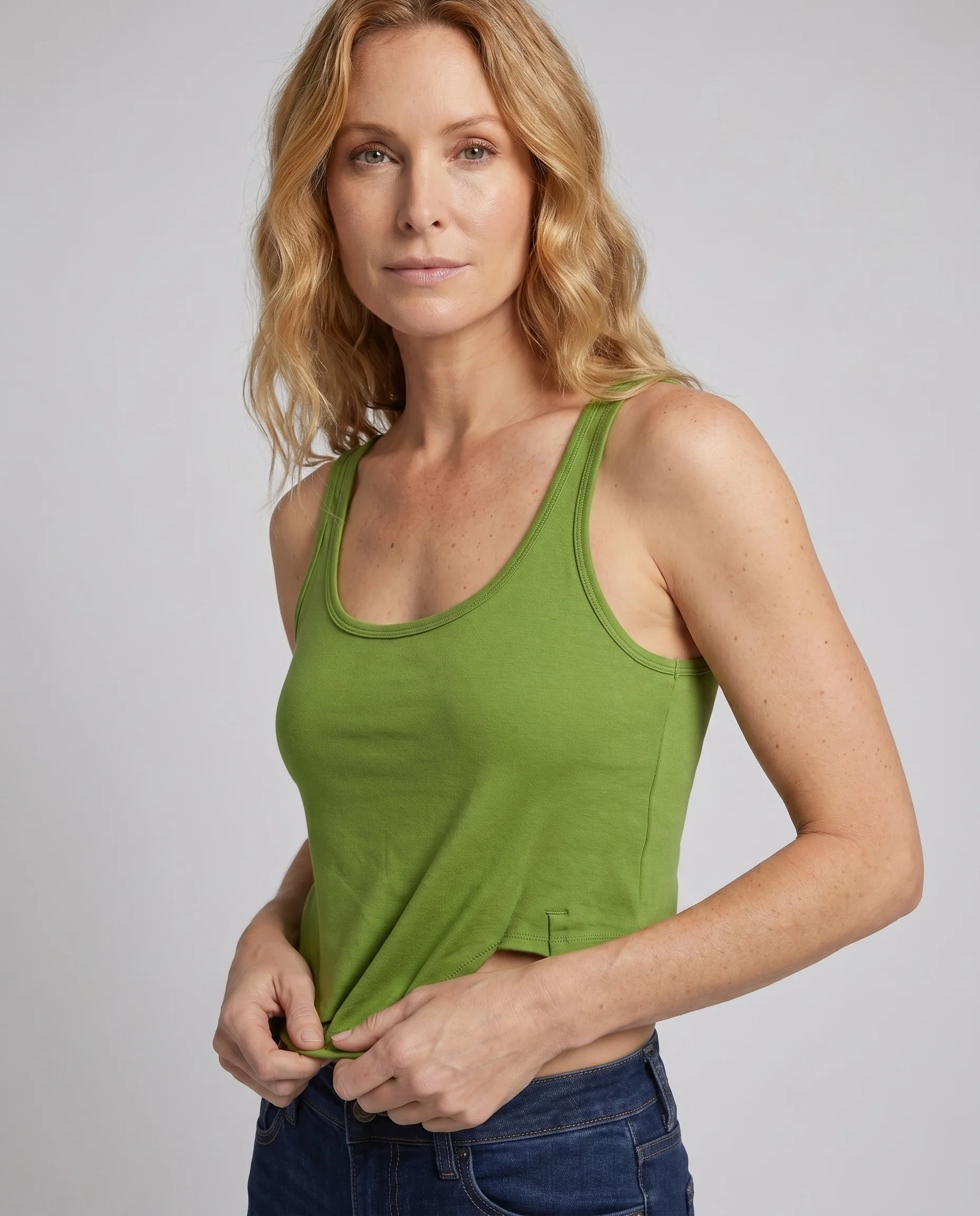 Damen cropped Sporttop mit breiten Trägern und hohem Komfort - Image 2