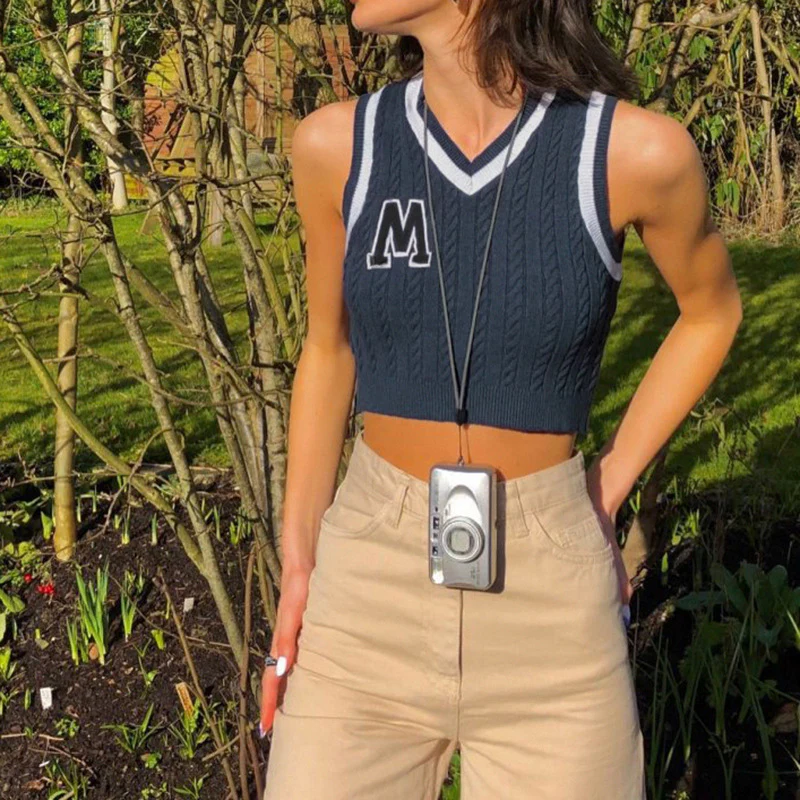 Damen cropped Strickoberteil mit V-Ausschnitt und Kabelmuster R&B - Image 3