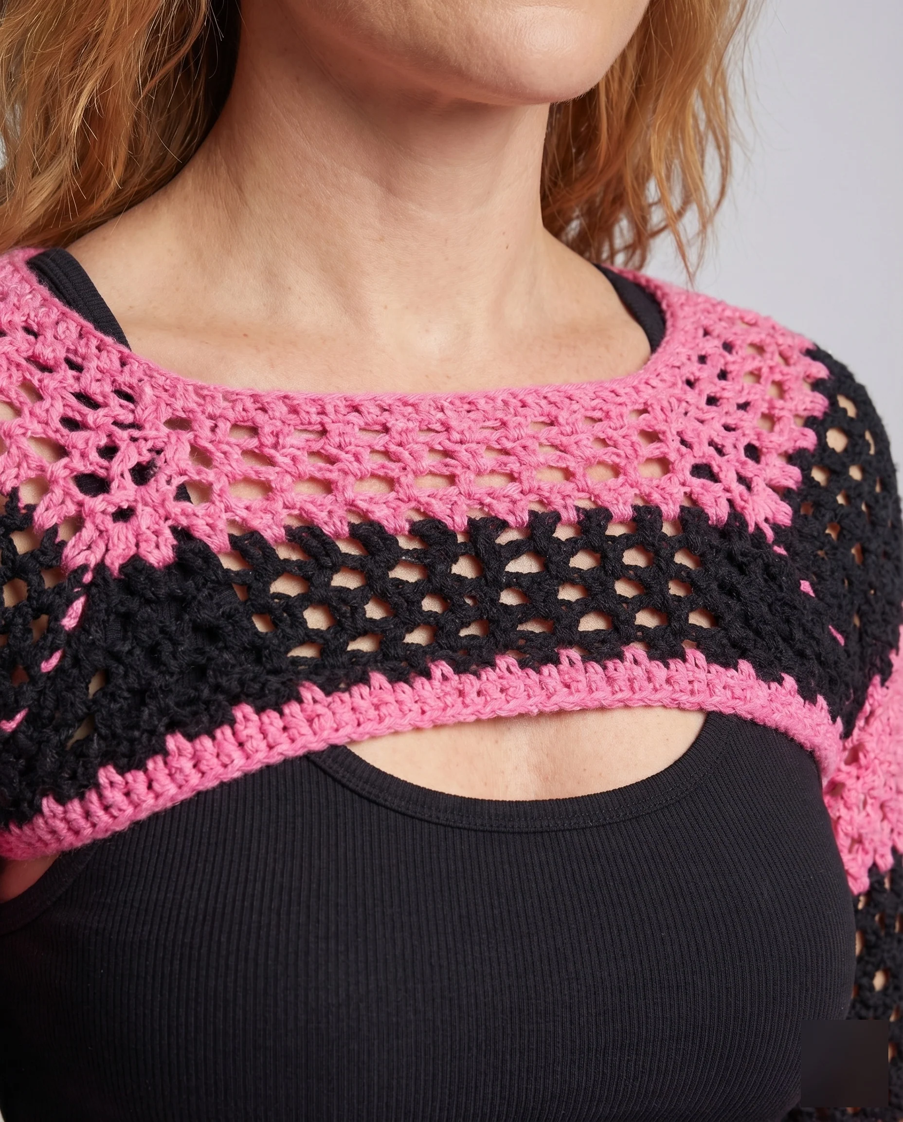 Damen Cropped Strickoberteil mit weit geschnittenen Ärmeln und modischem Netzdesign - Image 3