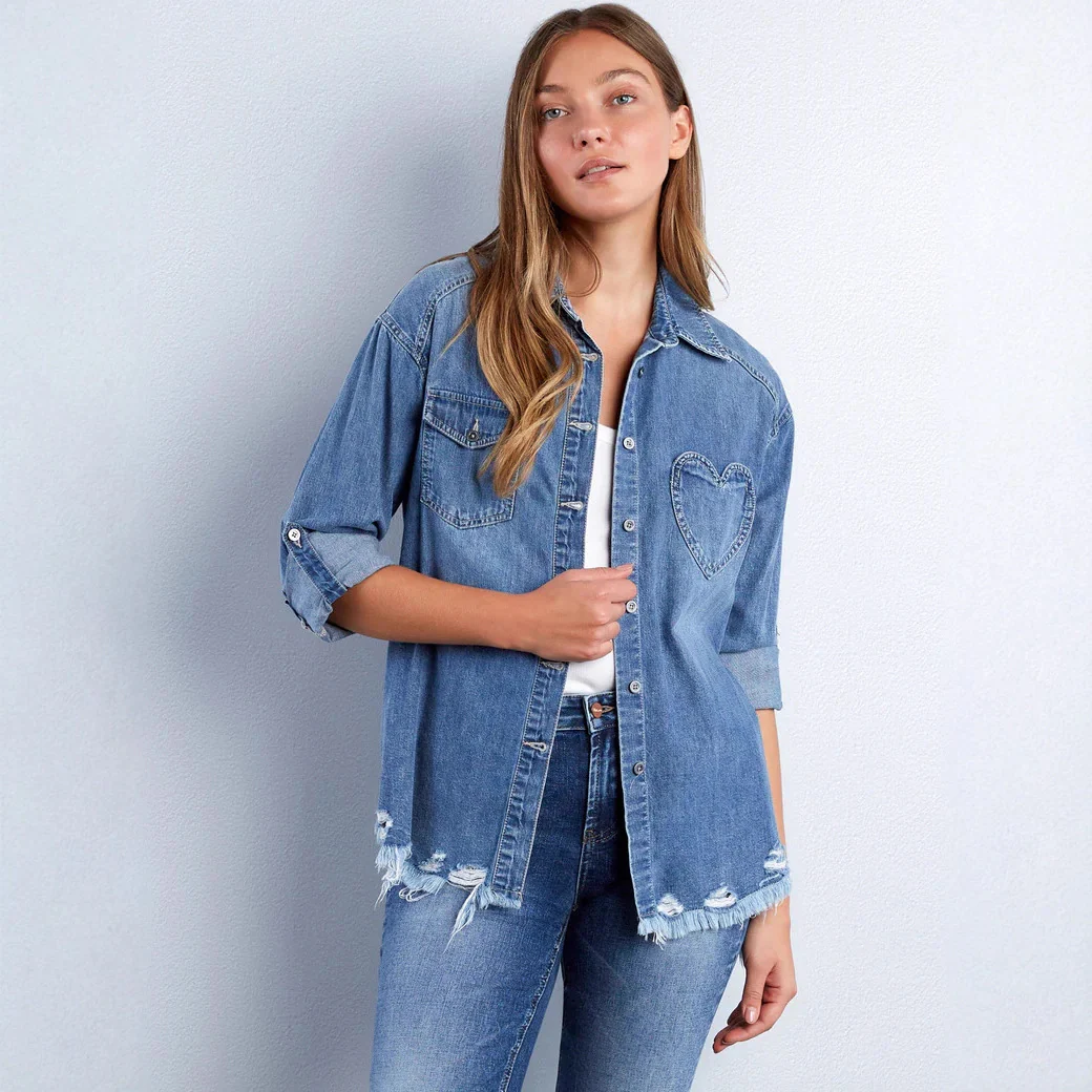 Damen Denim-Bluse mit Herz-Applikation und fransigem Saum R&B - Image 4