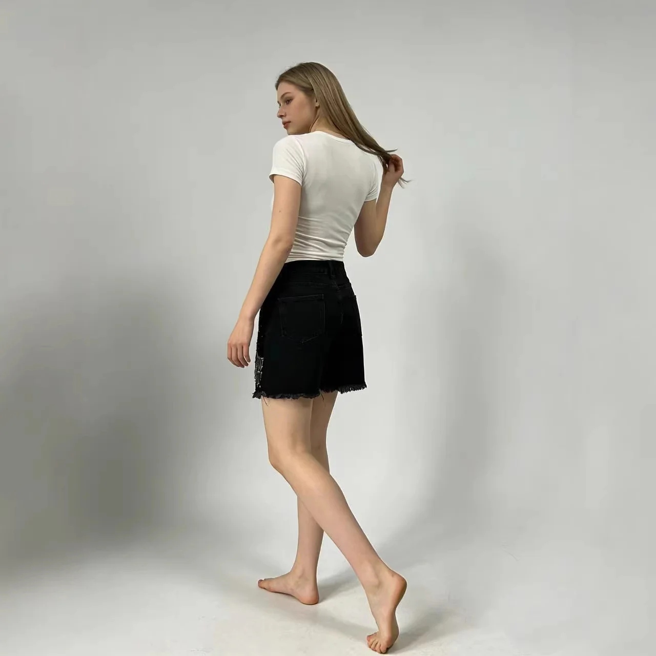 Damen Designer Denim-Shorts mit trendigen Kettenverzierungen R&B - Image 4