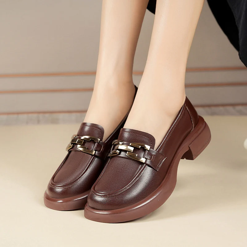 Damen Elegante Mokassins mit goldenen Schmuckdetails und komfortablem Blockabsatz R&B - Image 2