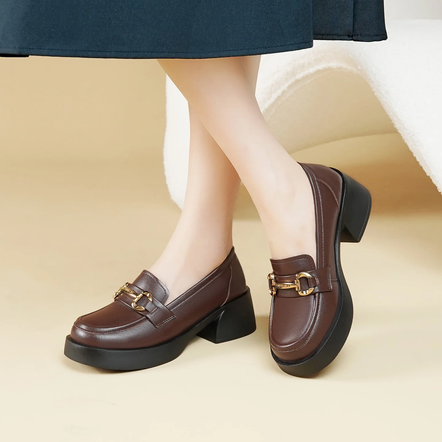 Damen Elegante Mokassins mit modischen Kettendetails und komfortablem Blockabsatz R&B - Image 2