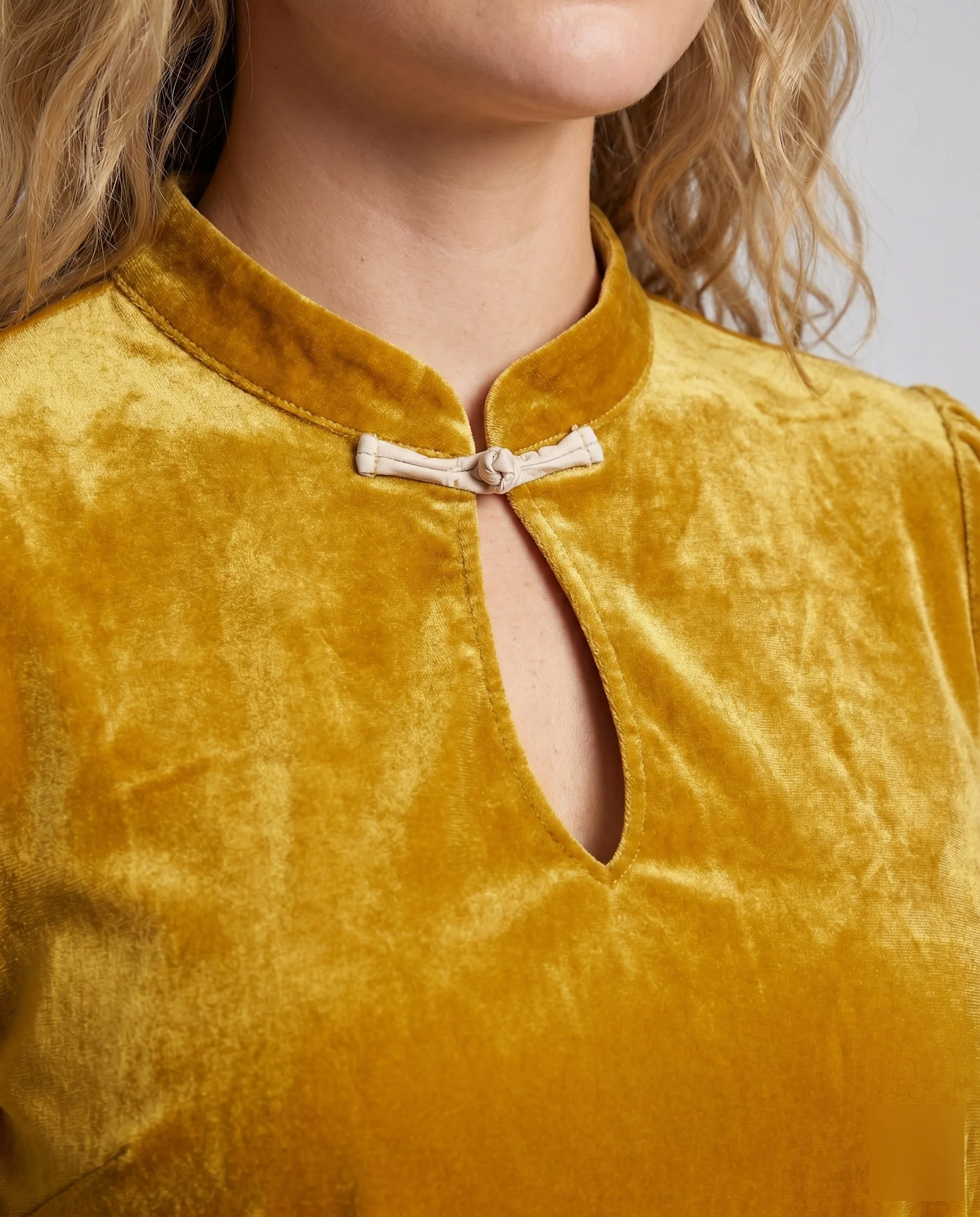 Damen Elegante Samtbluse mit schickem Stehkragen und Rüschenärmel R&B - Image 3