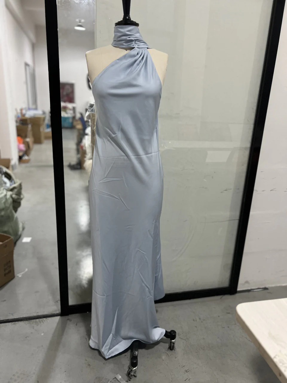 Damen elegantes Abendkleid mit asymmetrischem Schnitt und eindrucksvoller Drapierung R&B - Image 6