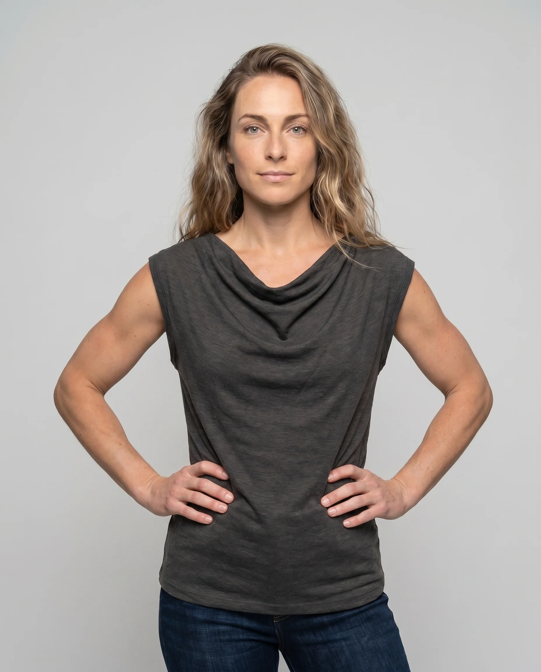 Damen elegantes ärmelloses Oberteil mit fluidem Ausschnitt - Image 2