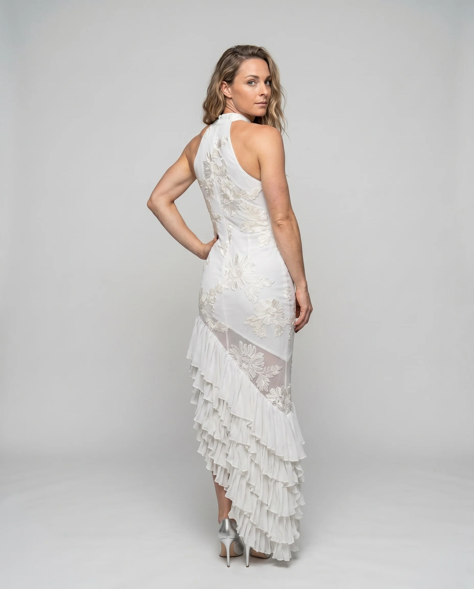 Damen Elegantes bodenlanges Kleid mit floralen Spitzenapplikationen und Rüschendetails R&B - Image 4