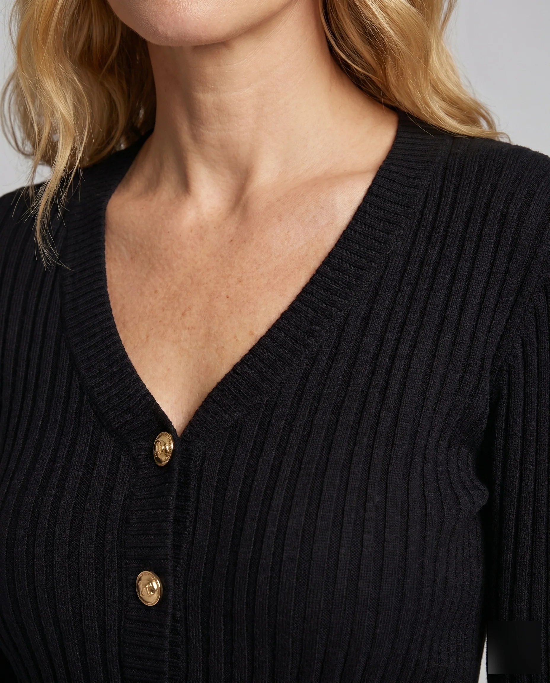 Damen Elegantes, fließendes Maxikleid mit hochgeschlossenem Oberteil und dekorativen Knopfdetails R&B - Image 3