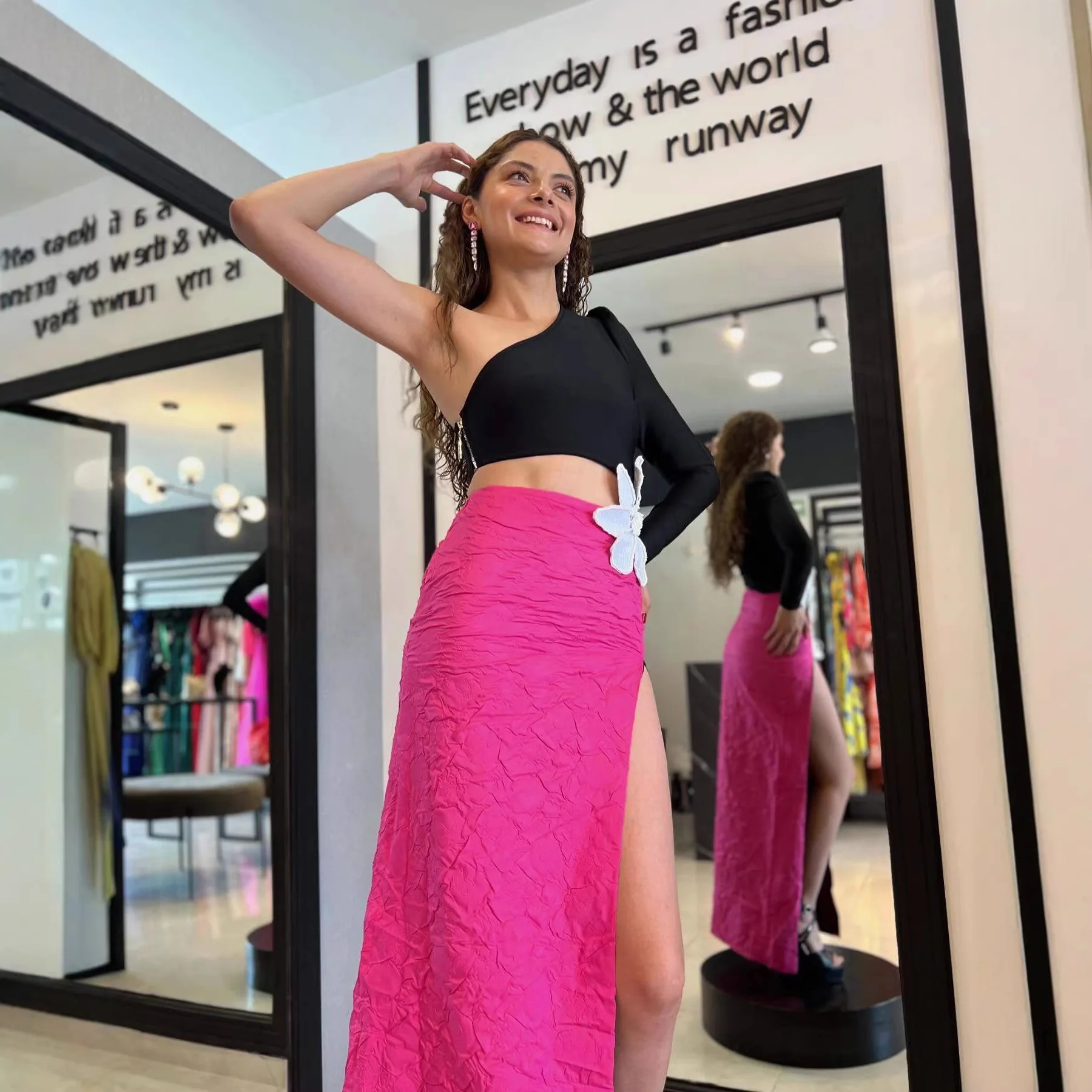 Damen Elegantes Kleid mit asymmetrischem Oberteil und floralem Akzent Heidi-Mode - Image 4