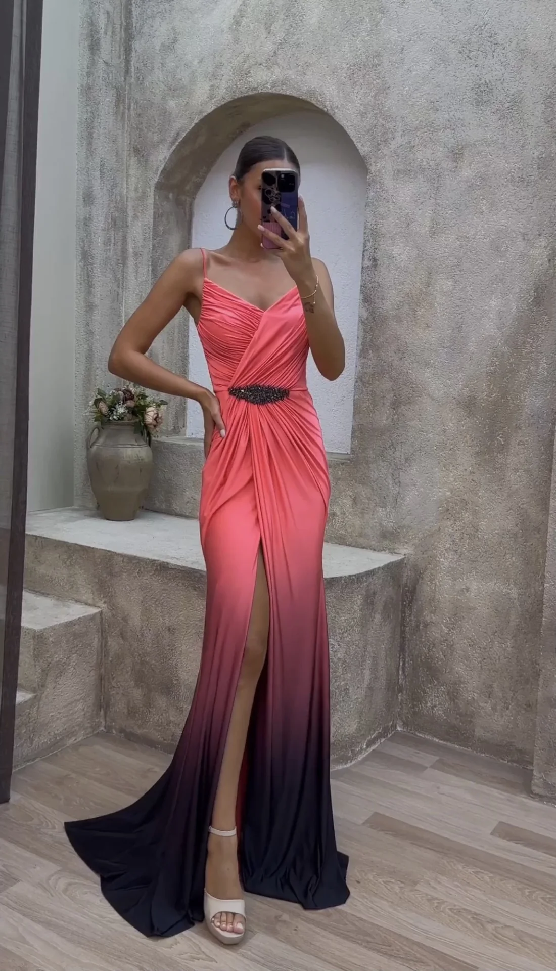 Damen Elegantes Maxikleid mit tiefem Schlitz und schimmernden Details R&B
