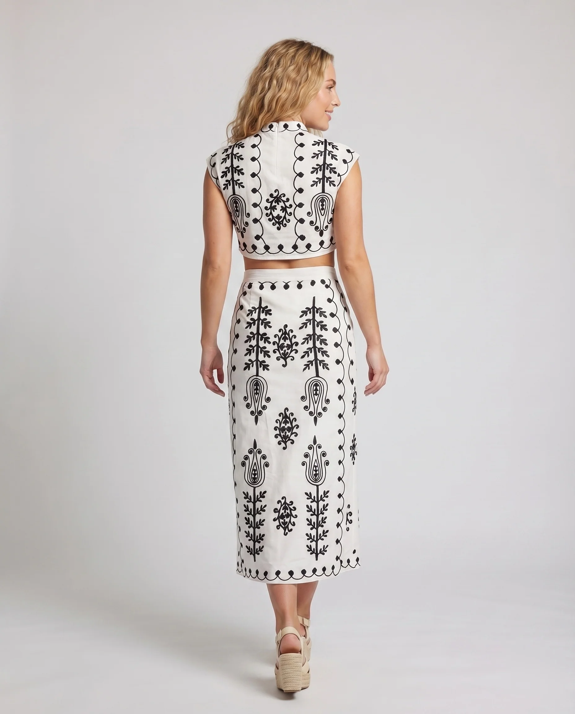 Damen elegantes Oberteil mit kunstvoller Stickerei und asymmetrischem Design - Image 4