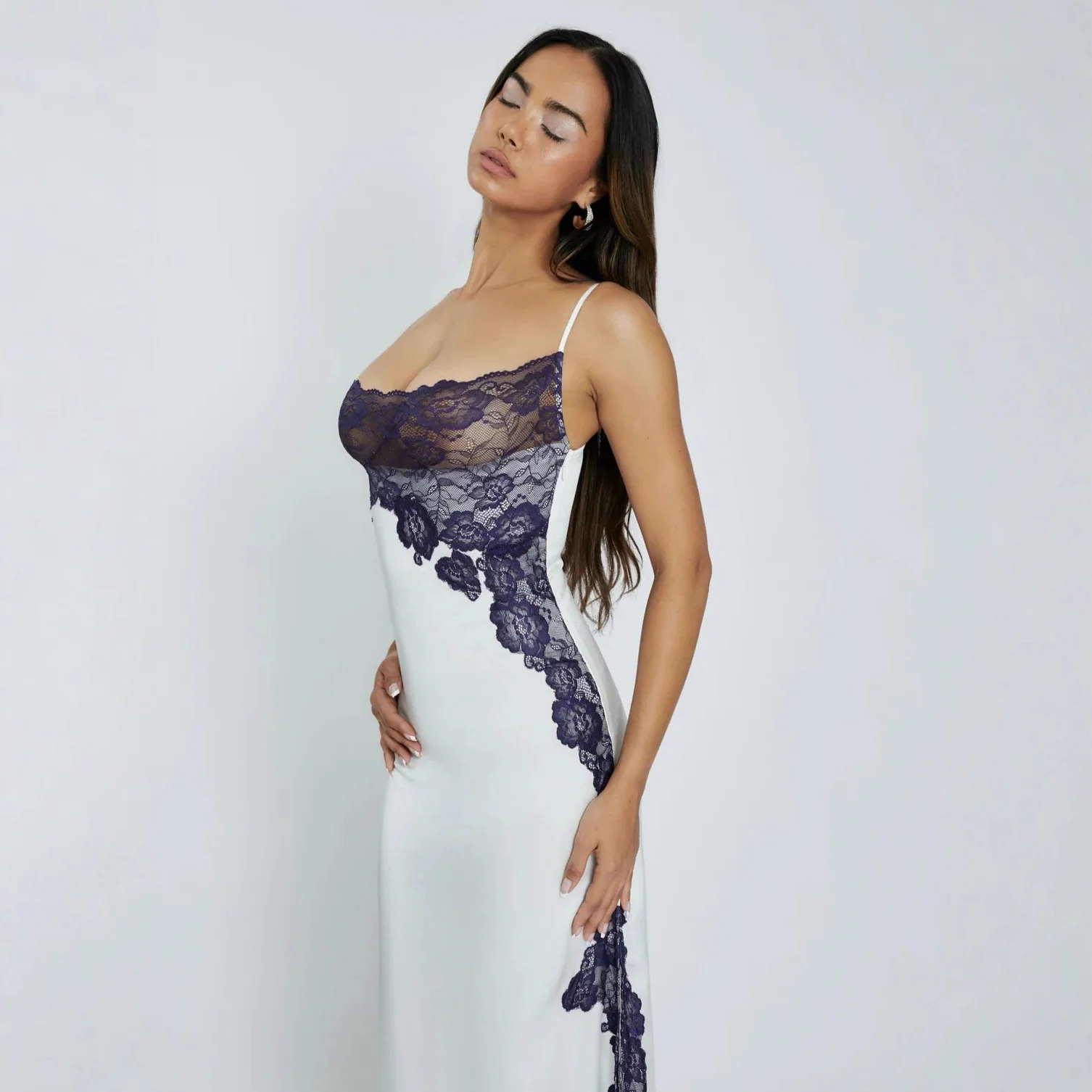 Damen Elegantes Spitzenkleid mit tiefem V-Ausschnitt und transparenten Einsätzen R&B - Image 3