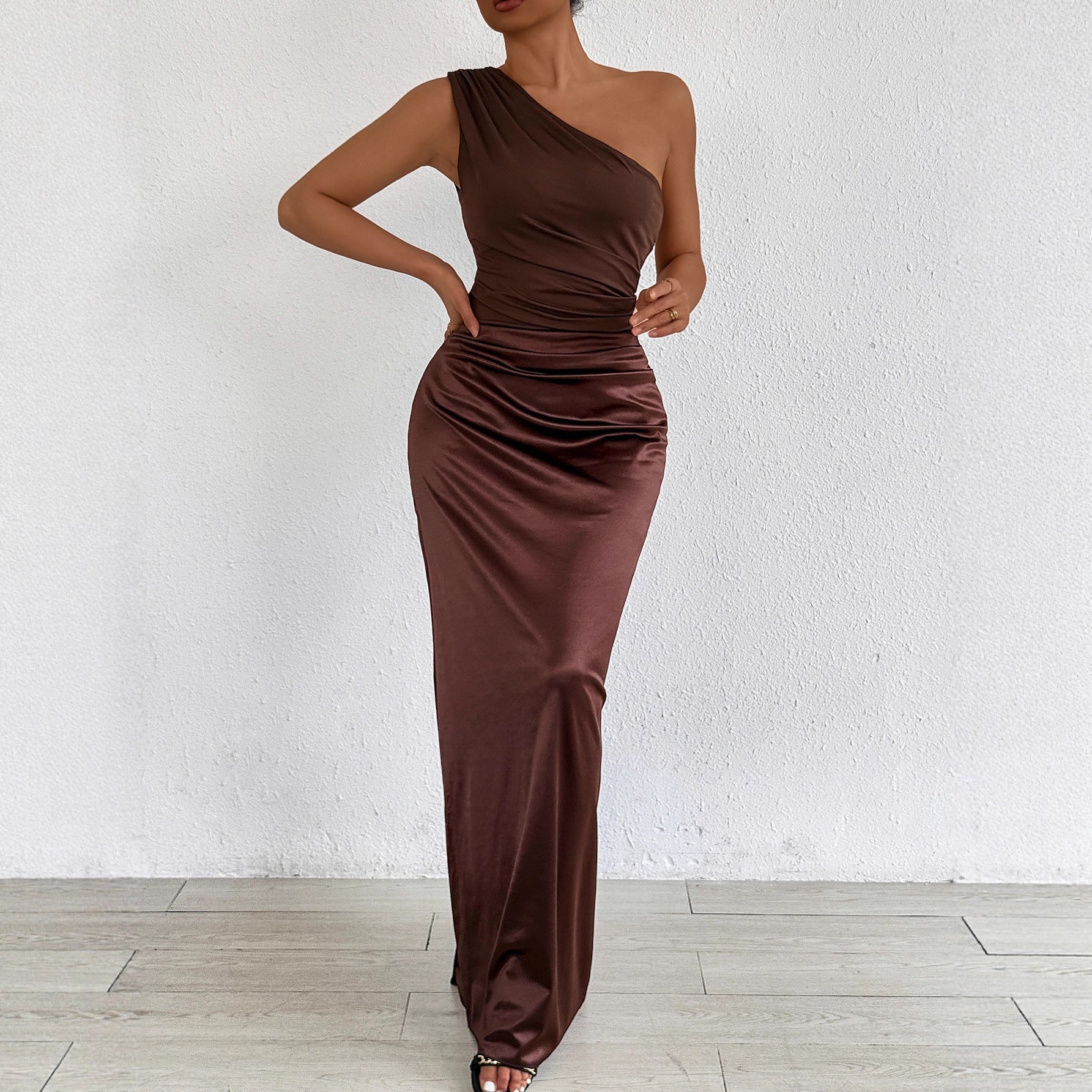 Damen Elegantes und figurbetontes Abendkleid mit asymmetrischem Ausschnitt R&B