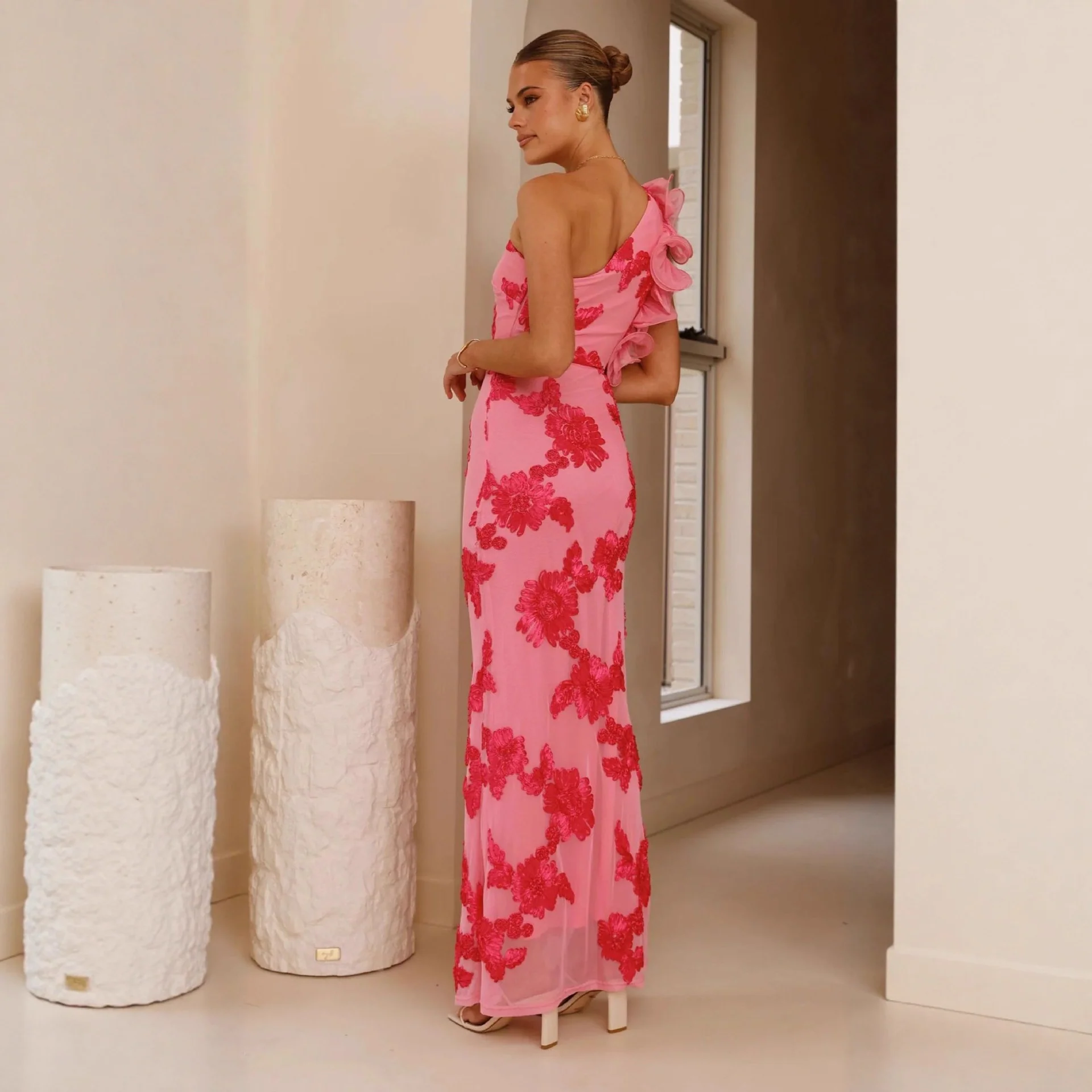 Damen Elegantes und figurbetontes Maxikleid mit asymmetrischem Träger und floralen Applikationen R&B - Image 3