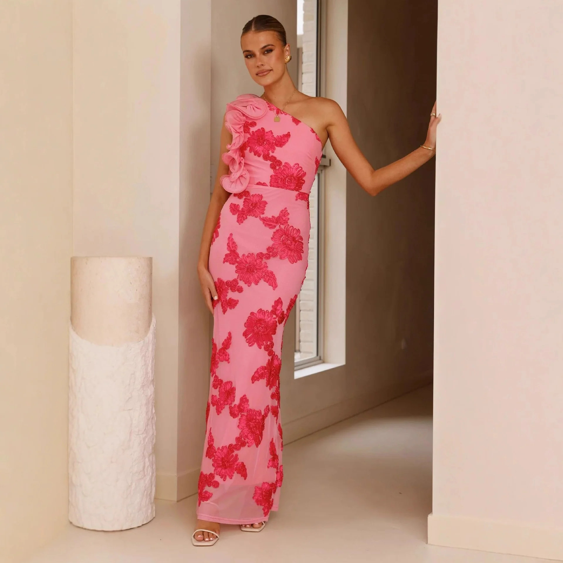 Damen Elegantes und figurbetontes Maxikleid mit asymmetrischem Träger und floralen Applikationen R&B - Image 6