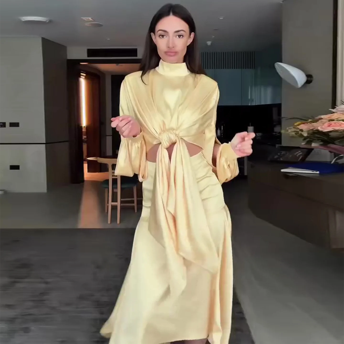Damen elegantes Wickelkleid mit modischen Cut-Out-Details und voluminösen Ärmeln R&B - Image 2