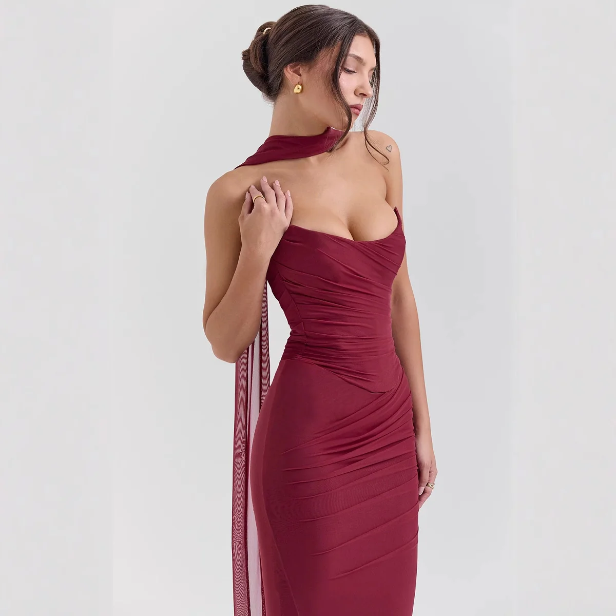 Damen figurbetontes Abendkleid mit schulterfreiem Design und raffinierten Drapierungen R&B - Image 4