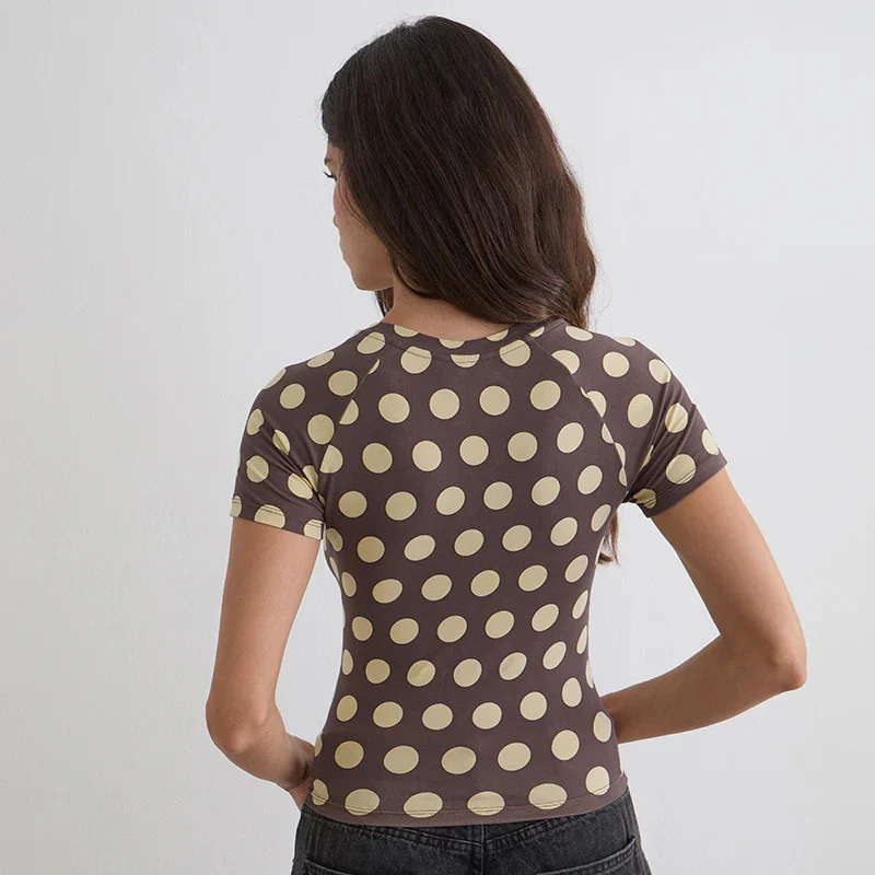 Damen Figurbetontes Kurzarmshirt mit modernen Punktedesign R&B - Image 4