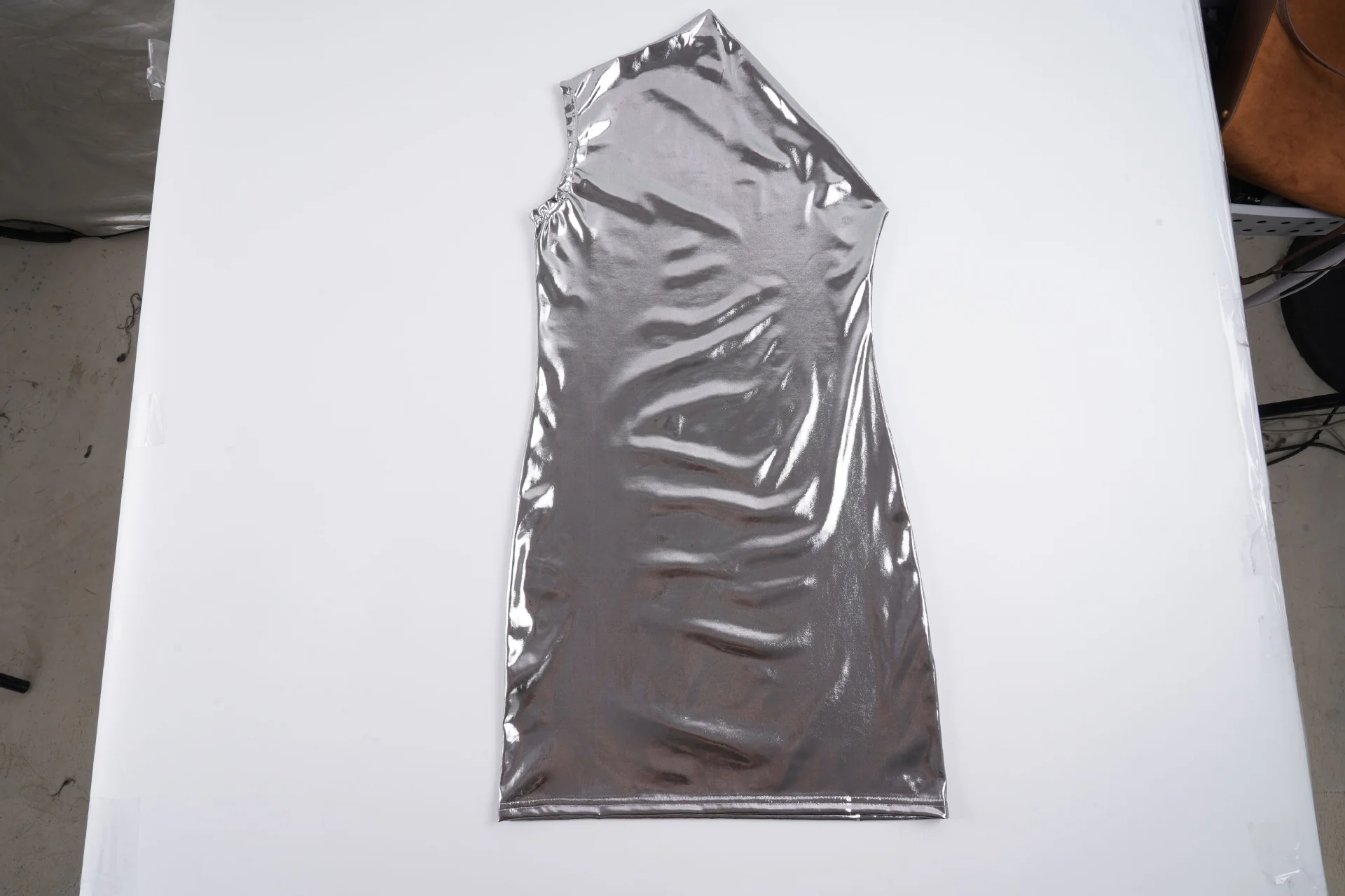 Damen figurbetontes Metallic-Kleid mit asymmetrischem Schnitt R&B - Image 7