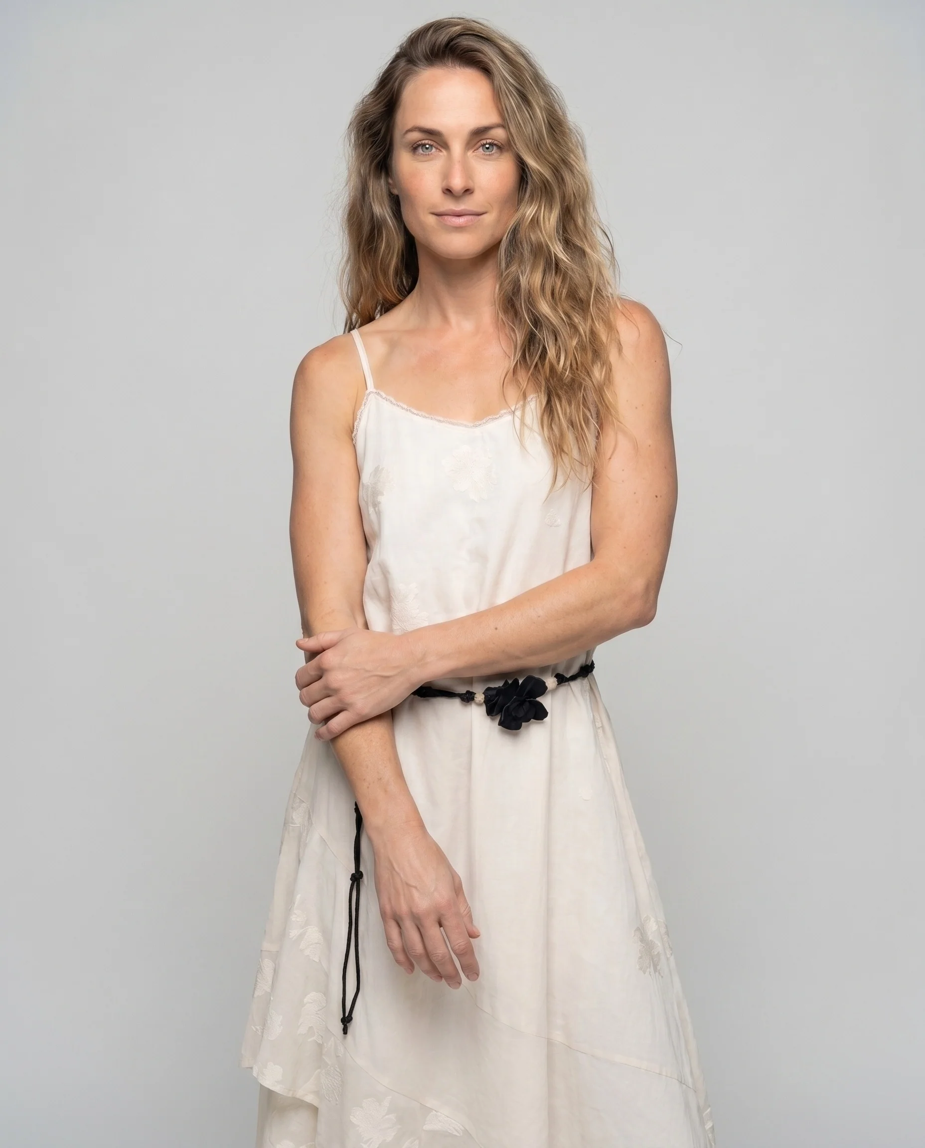 Damen Fließendes Maxikleid mit Rüschendetails und dekorativem Taillengürtel R&B - Image 2