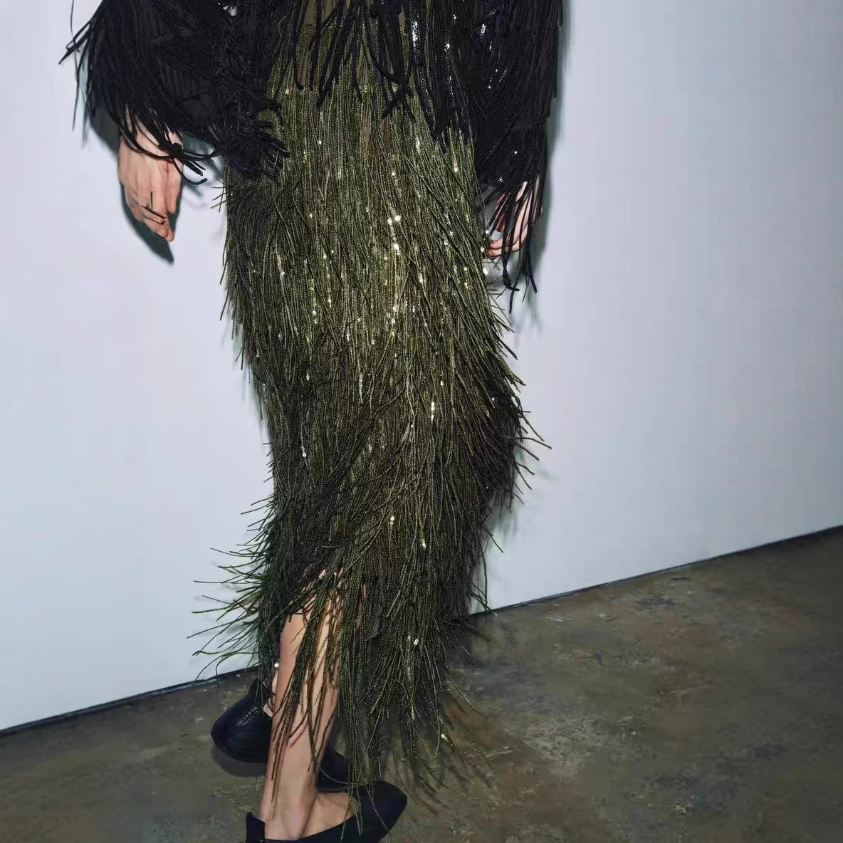 Damen Fransenrock aus schimmerndem Material mit eleganten Details R&B - Image 2