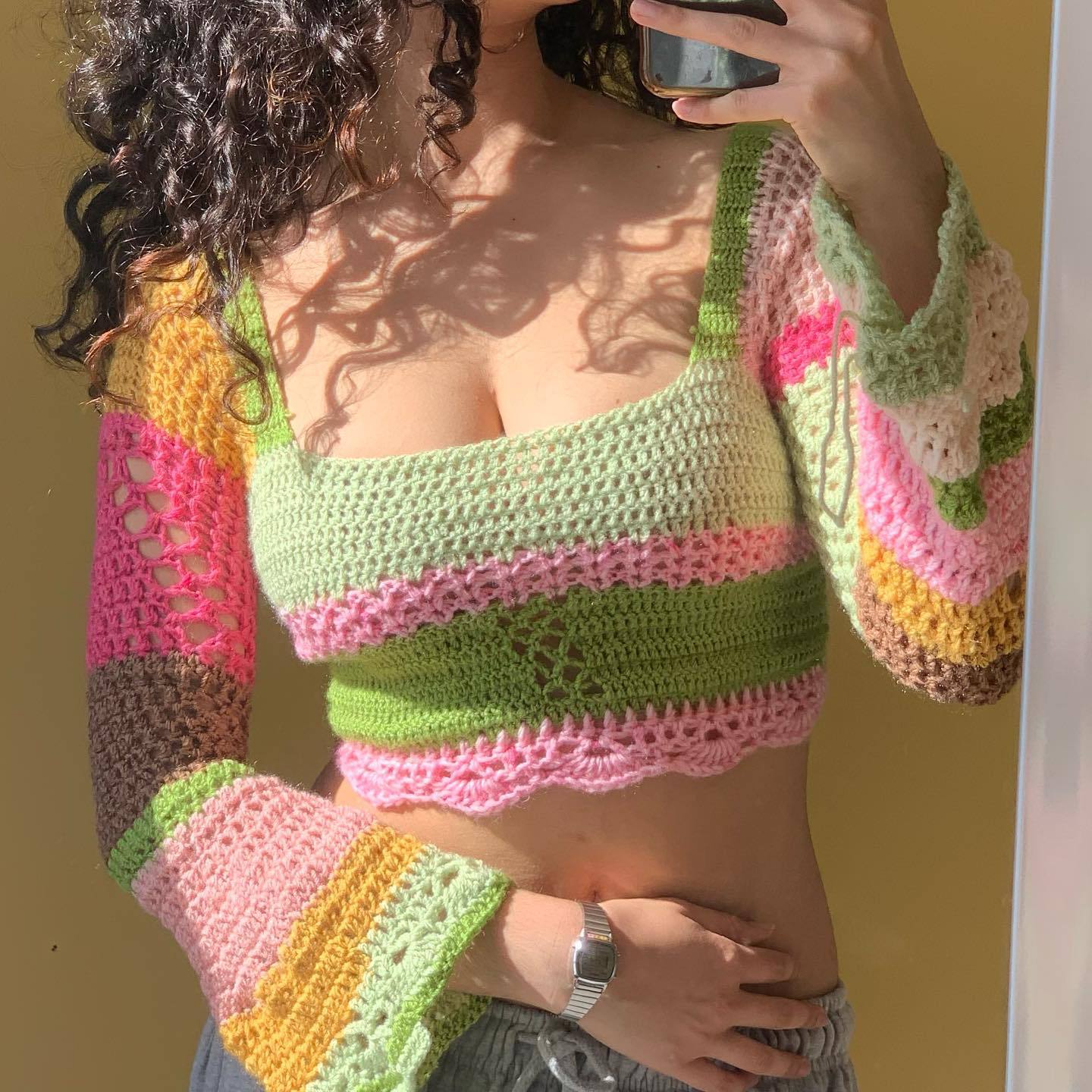 Damen gehäkeltes Crop-Top mit langen Ärmeln und ausgefallenem Saum R&B - Image 3
