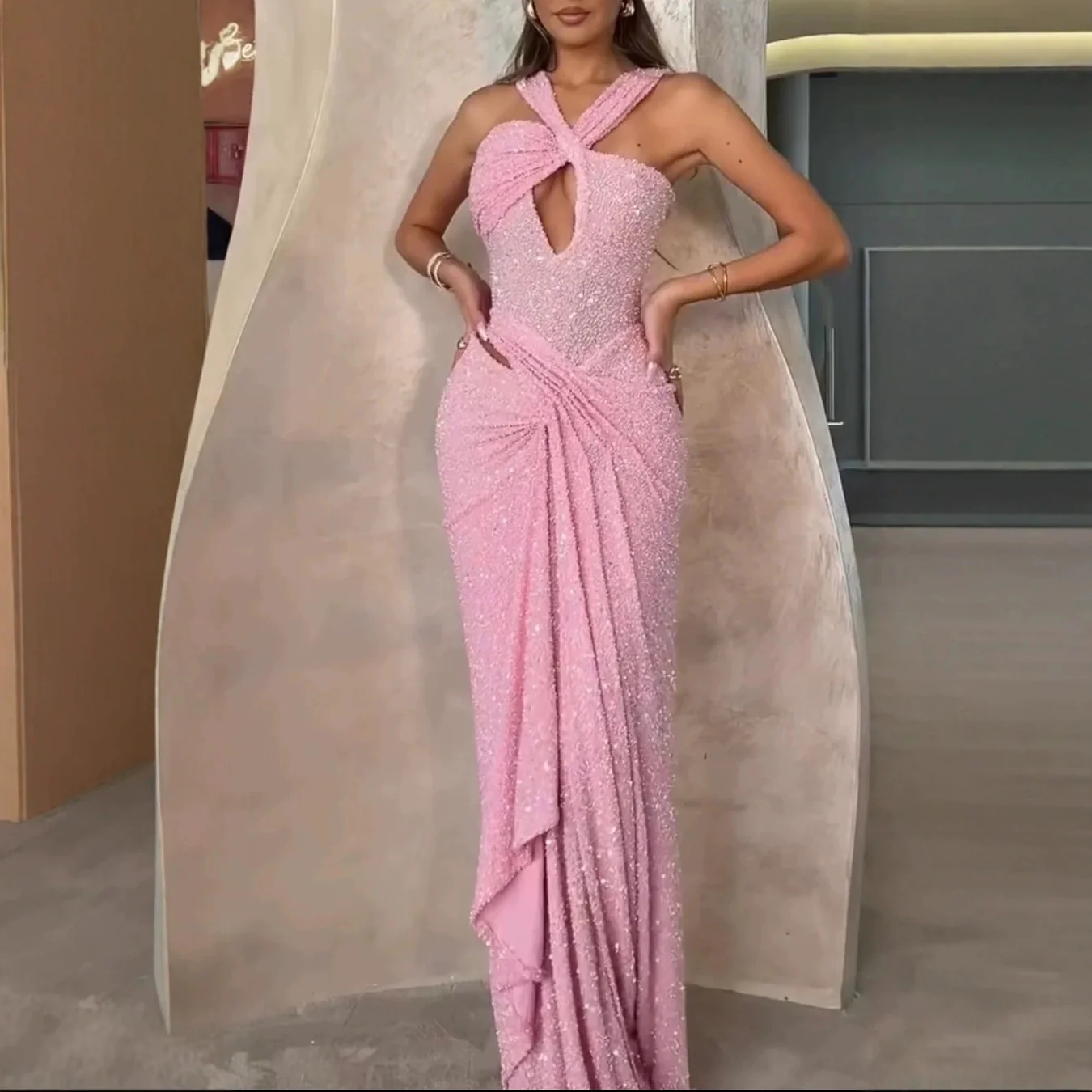Damen Glamouröses Abendkleid mit tiefem Schlüssel-Ausschnitt und funkelnden Details R&B - Image 2