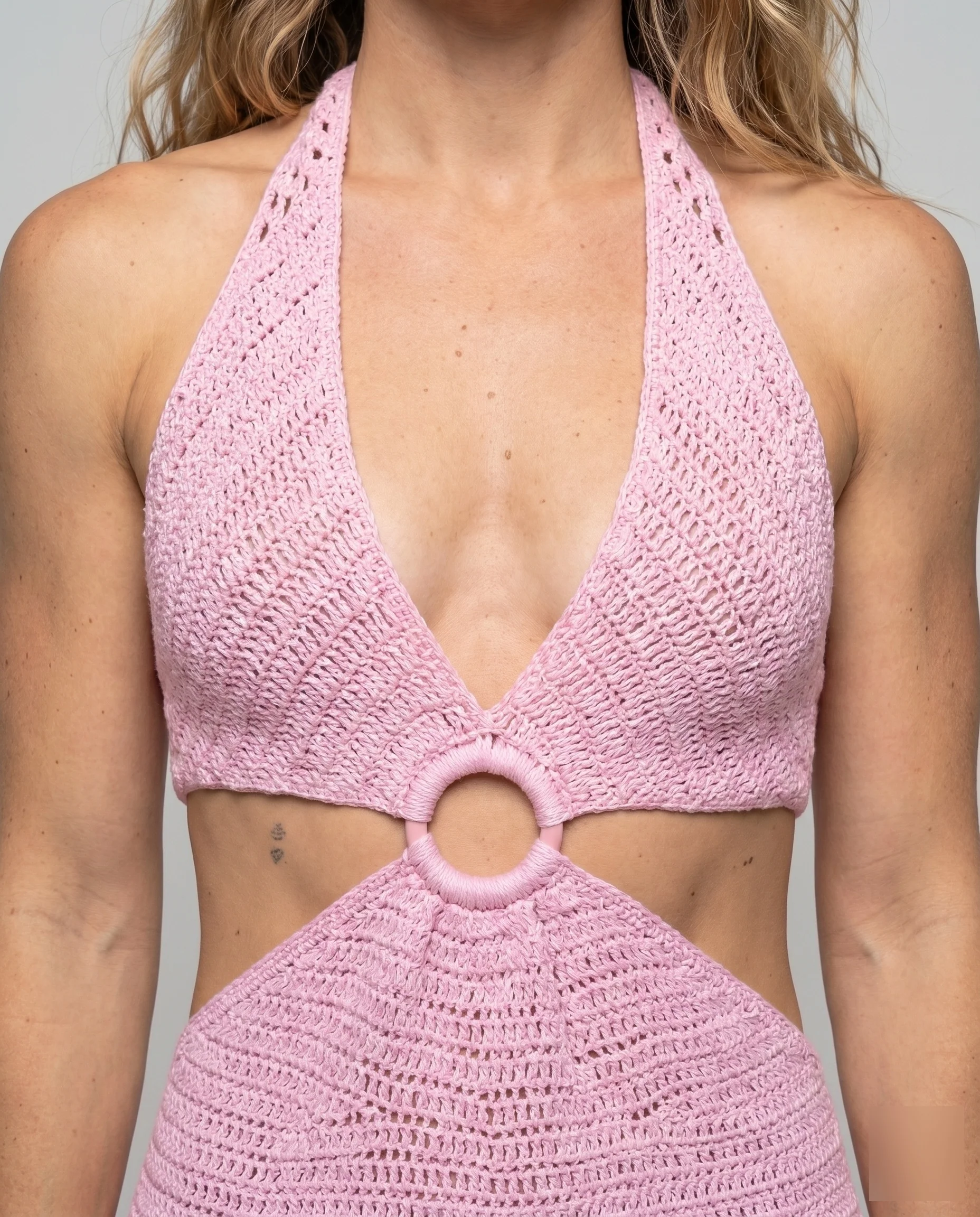 Damen Häkelkleid mit verführerischem Cut-Out und dezenten Ringdetails - Image 3