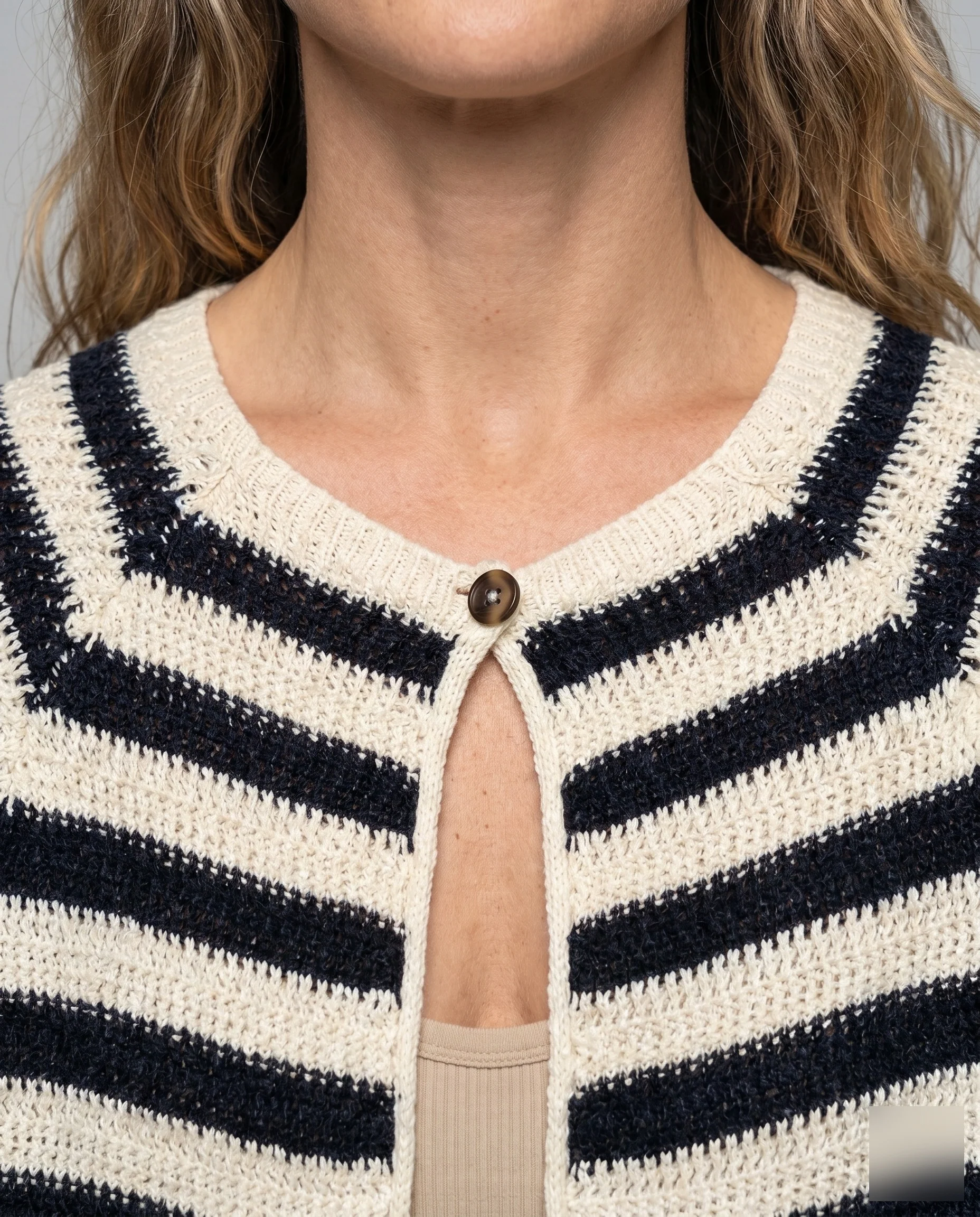 Damen Häkeloberteil mit Streifenmuster und Knopfdetails - Image 3