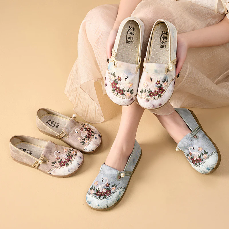 Damen Hausschläppchen mit floraler Stickerei und elegantem Riemen Heidi-Mode - Image 4