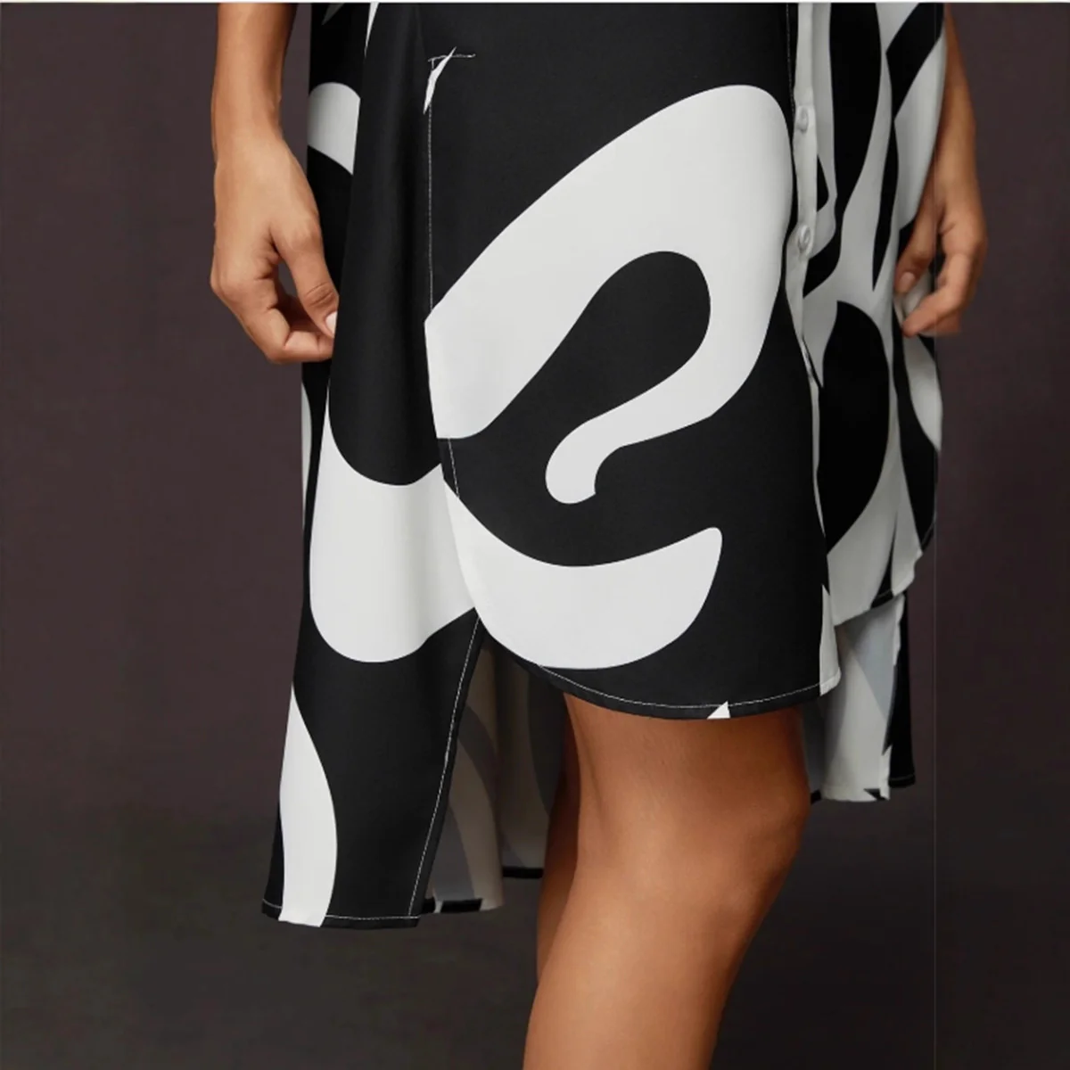 Damen Hemdblusenkleid mit modernem Grafikdruck und asymmetrischem Schnitt R&B - Image 4