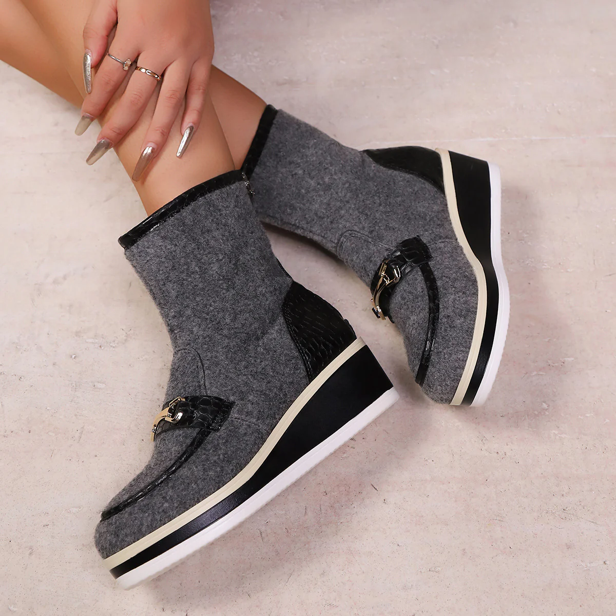 Damen Komfortable Wedge-Stiefeletten aus weichem Wollfilz mit modischem Krokodil-Detail R&B - Image 6