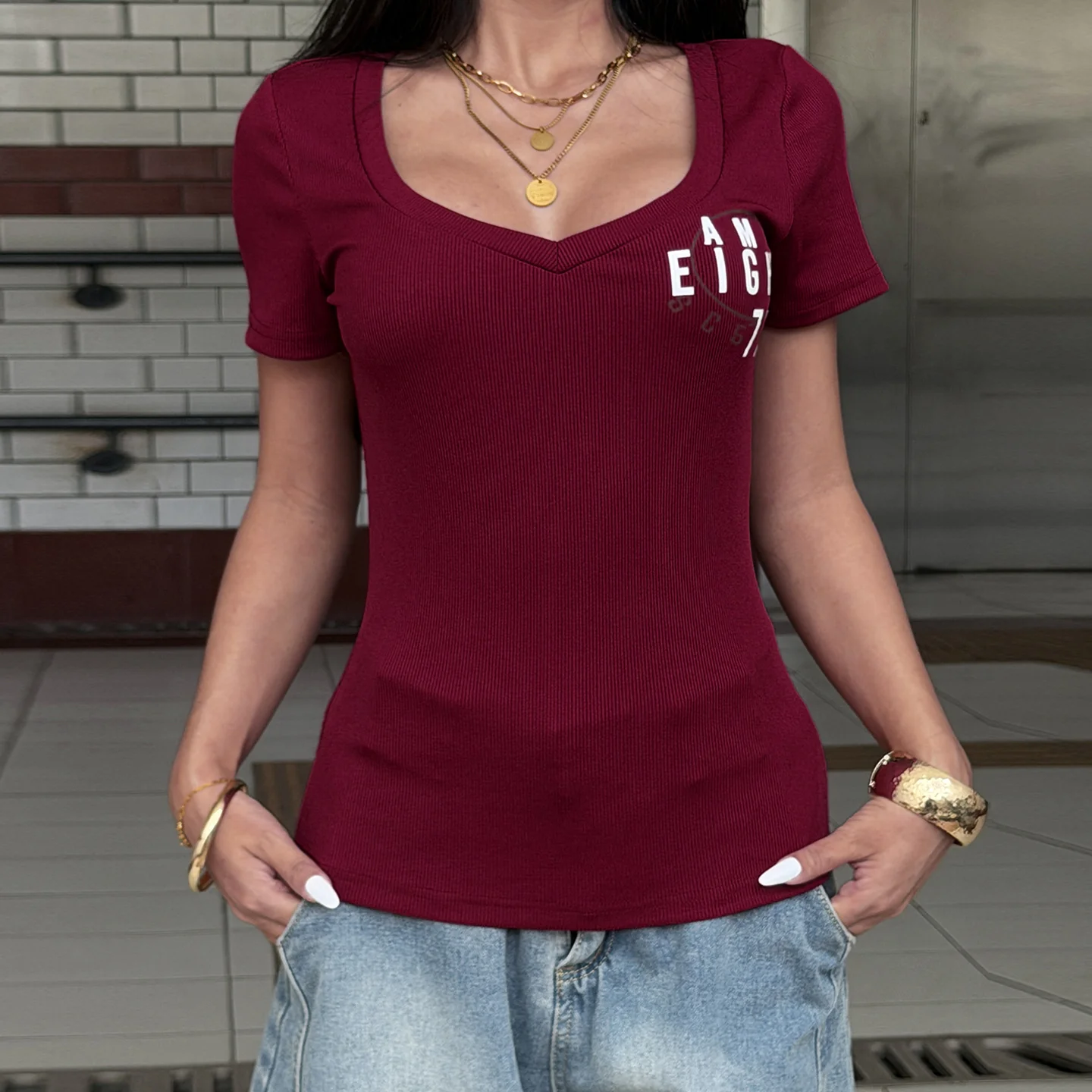 Damen Kurzarmshirt mit V-Ausschnitt und grafischem Print R&B - Image 2