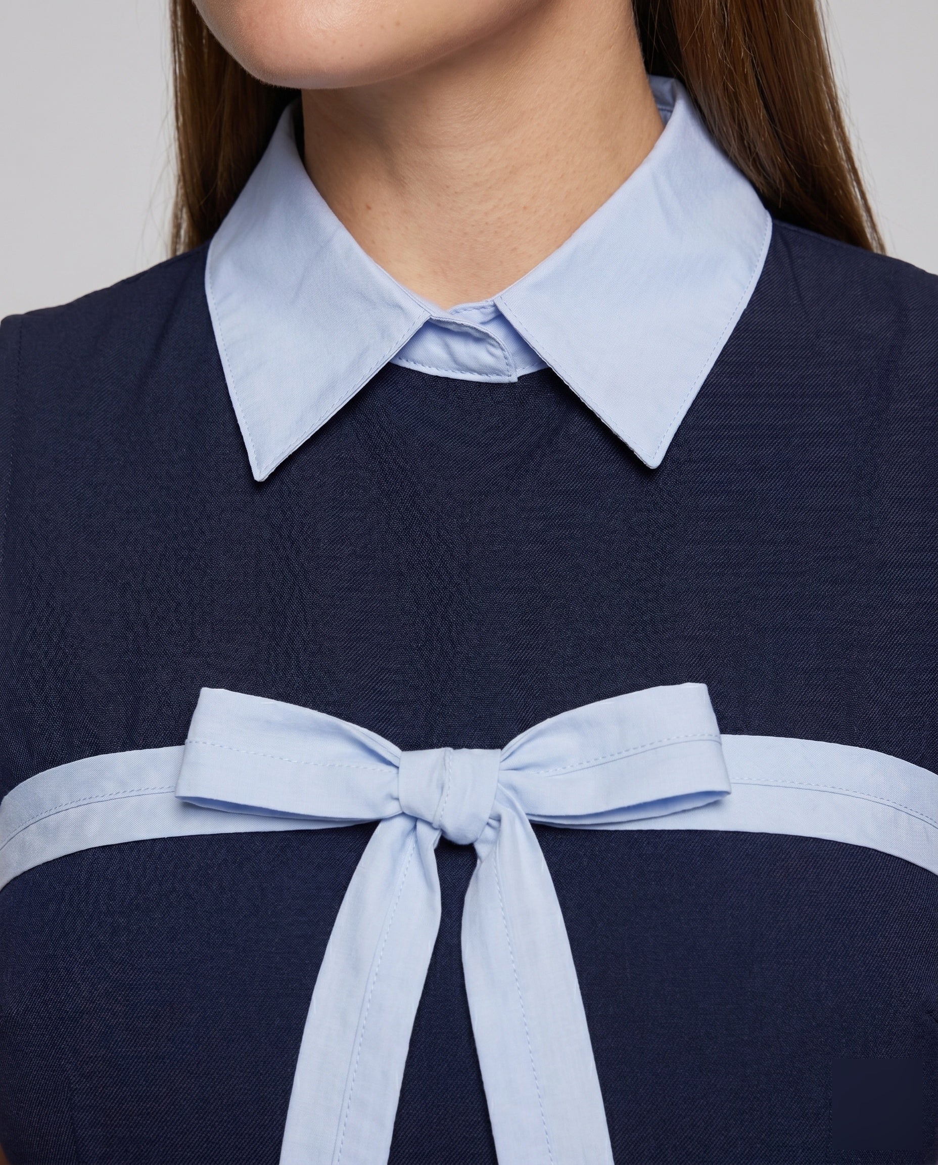 Damen Kurzes Plisseekleid mit modischem Hemdkragen und seitlicher Schleife R&B - Image 3